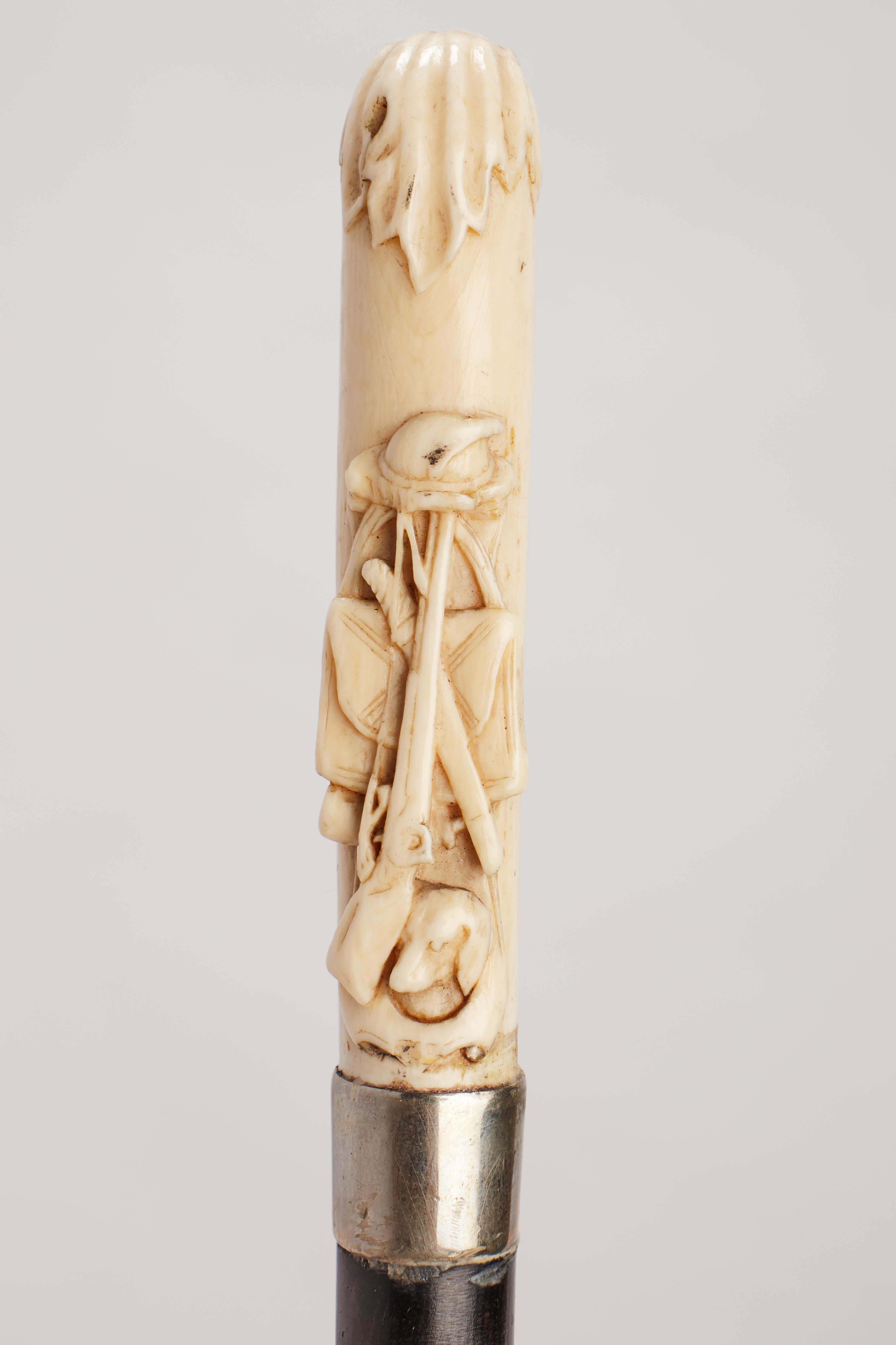 Argent Cette canne à manche ivoire représente un fusil, un sac de chasse et un chien, Autriche 1880 en vente