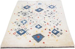 Elfenbeinfarbener handgefertigter Wollteppich im marokkanischen Stil in modernem Stammesmuster