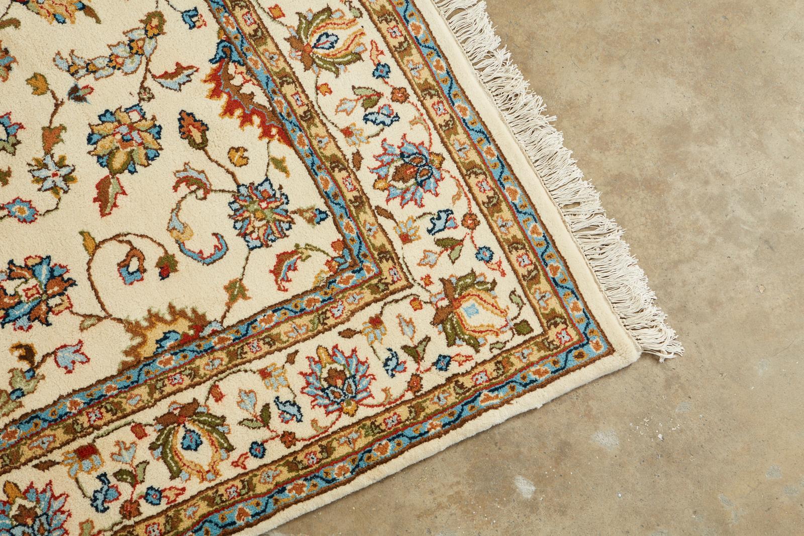 Elfenbeinfarbener Indo-Persischer Kashan Design-Teppich im Angebot 3