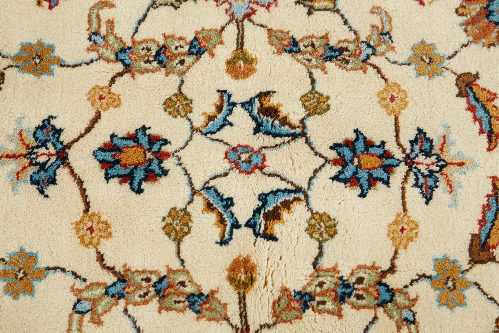 Elfenbeinfarbener Indo-Persischer Kashan Design-Teppich im Angebot 5