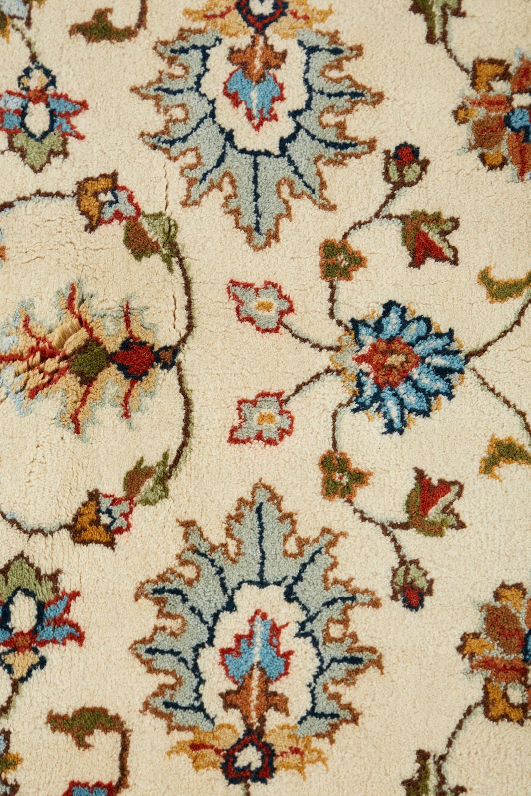 Elfenbeinfarbener Indo-Persischer Kashan Design-Teppich im Angebot 6