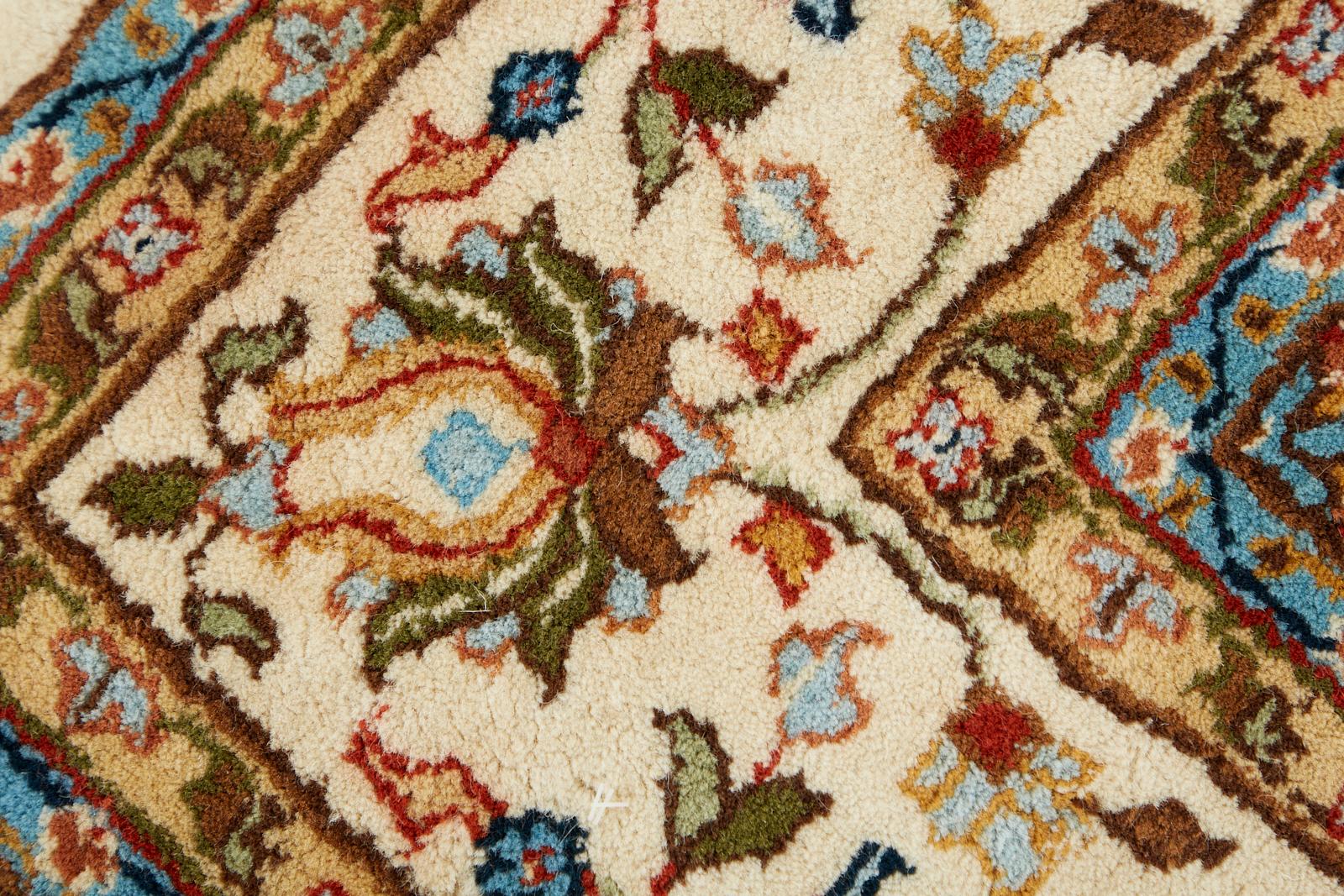 Elfenbeinfarbener Indo-Persischer Kashan Design-Teppich im Angebot 8