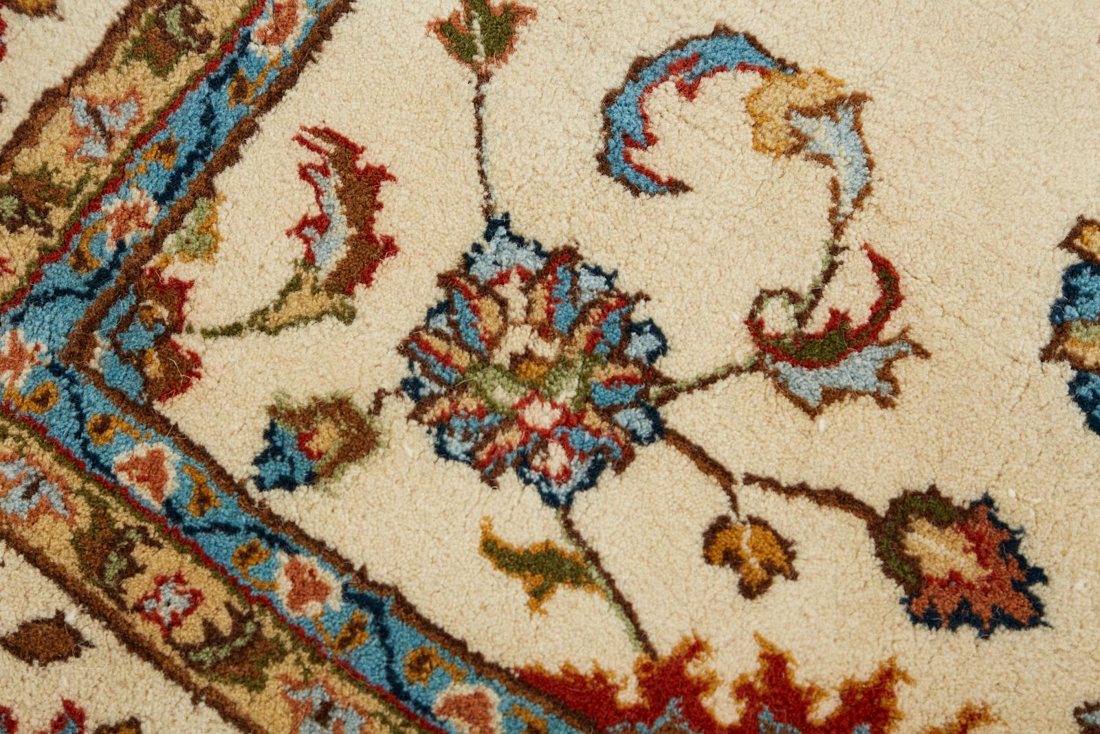 Elfenbeinfarbener Indo-Persischer Kashan Design-Teppich im Angebot 10