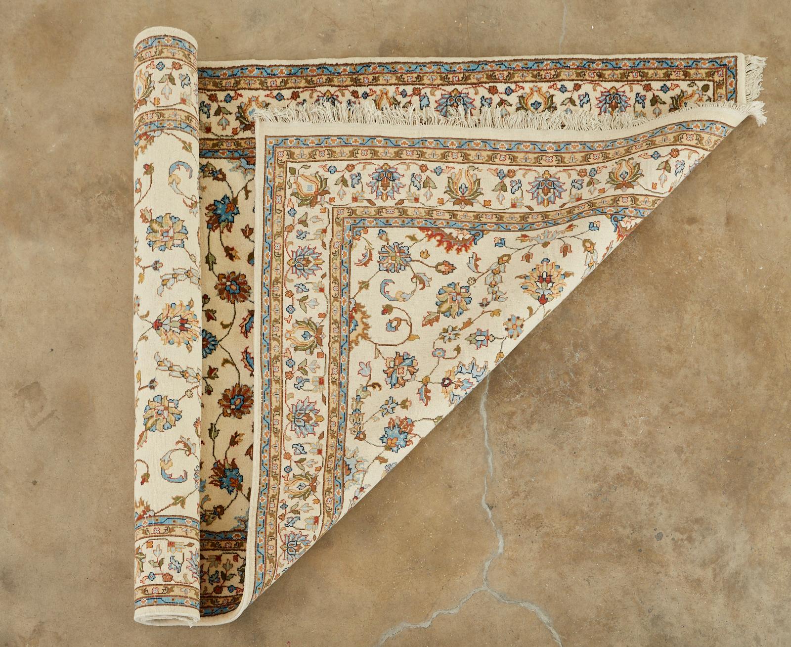 Elfenbeinfarbener Indo-Persischer Kashan Design-Teppich im Angebot 11