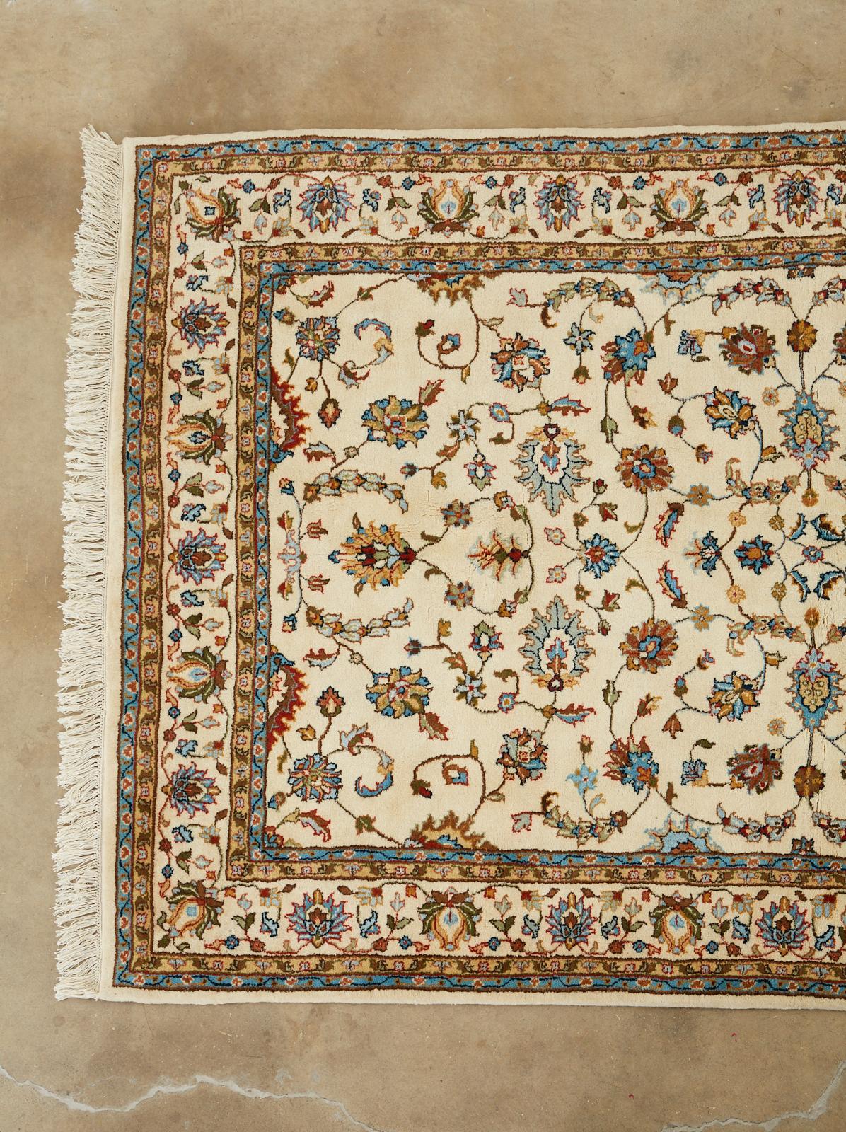 Handgeknüpfter INDO- Persischer Kashan Teppich aus Wolle mit einem creme-elfenbeinfarbenen Feld, verziert mit einem klassischen Blumenrankenmotiv und Palmetten. Die offenen Designs lassen die farbigen Palmetten besonders gut zur Geltung kommen. Der