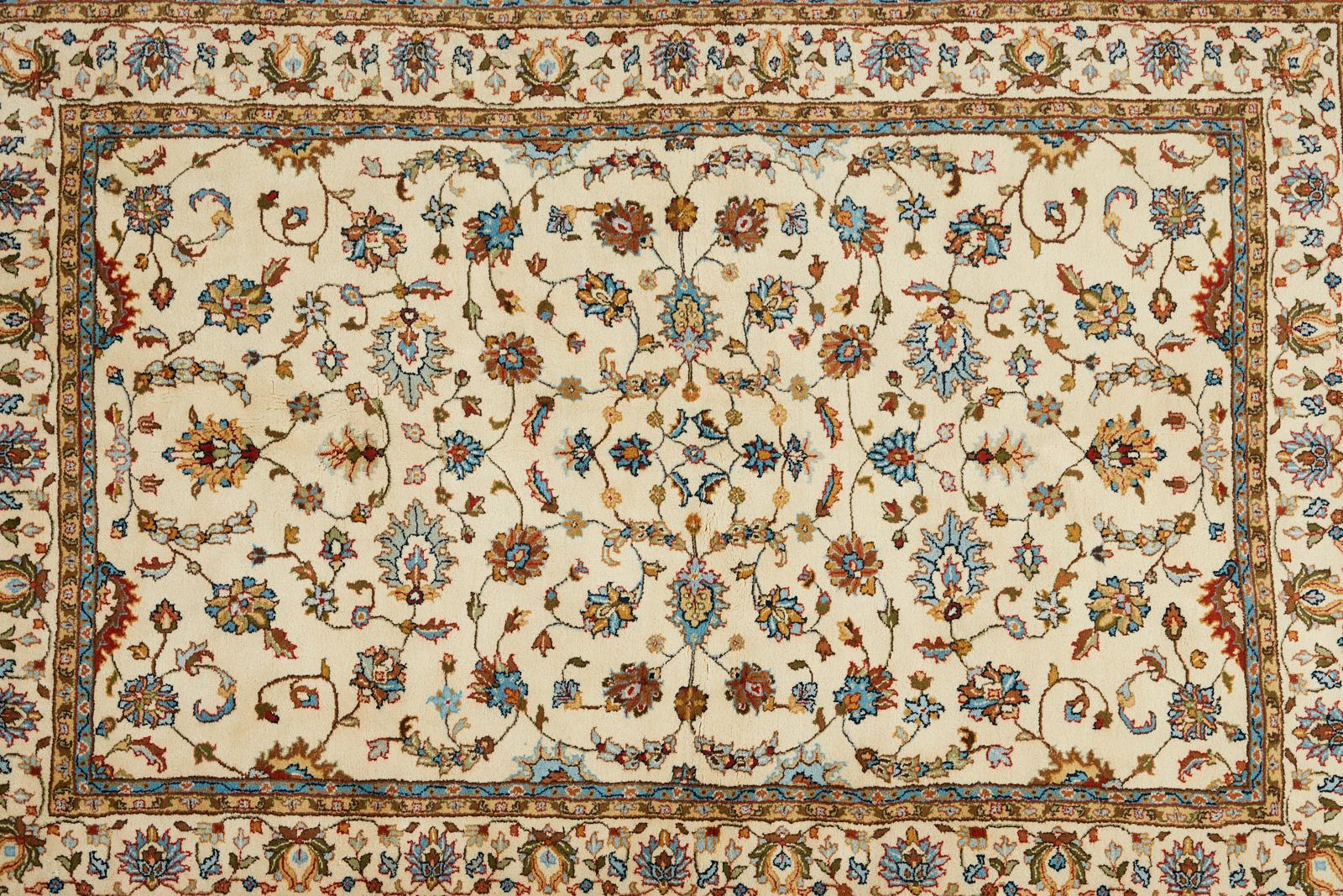 Elfenbeinfarbener Indo-Persischer Kashan Design-Teppich (Kaschan) im Angebot