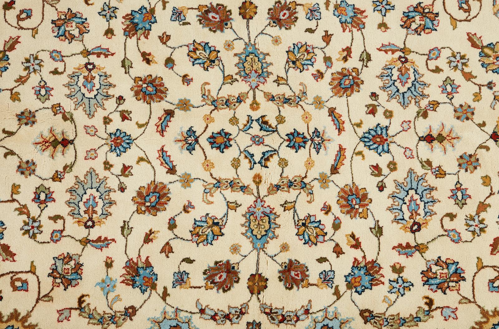 Elfenbeinfarbener Indo-Persischer Kashan Design-Teppich (Handgeknüpft) im Angebot