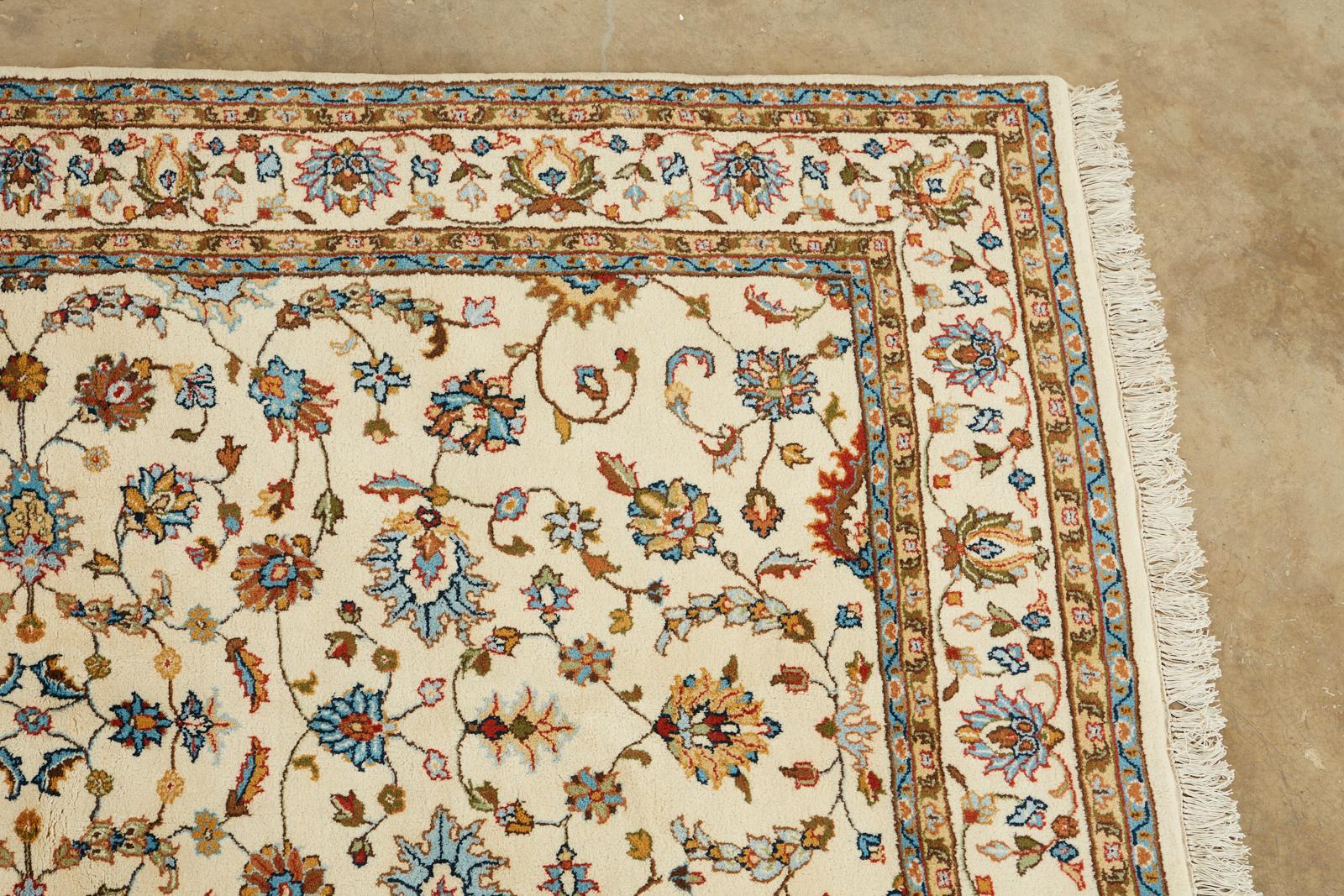 Elfenbeinfarbener Indo-Persischer Kashan Design-Teppich (21. Jahrhundert und zeitgenössisch) im Angebot