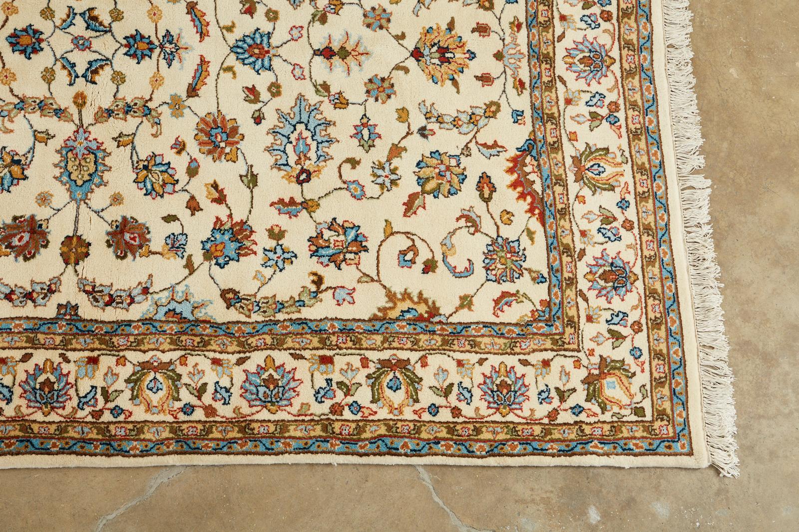 Elfenbeinfarbener Indo-Persischer Kashan Design-Teppich (Wolle) im Angebot