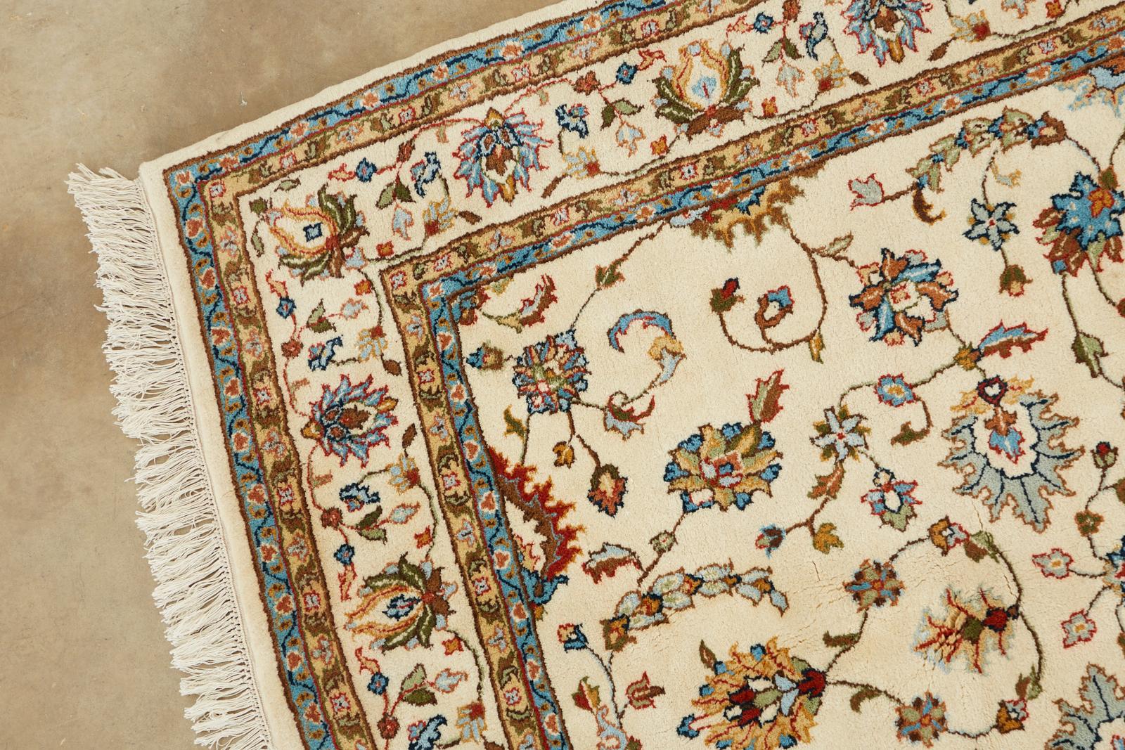 Elfenbeinfarbener Indo-Persischer Kashan Design-Teppich im Angebot 1