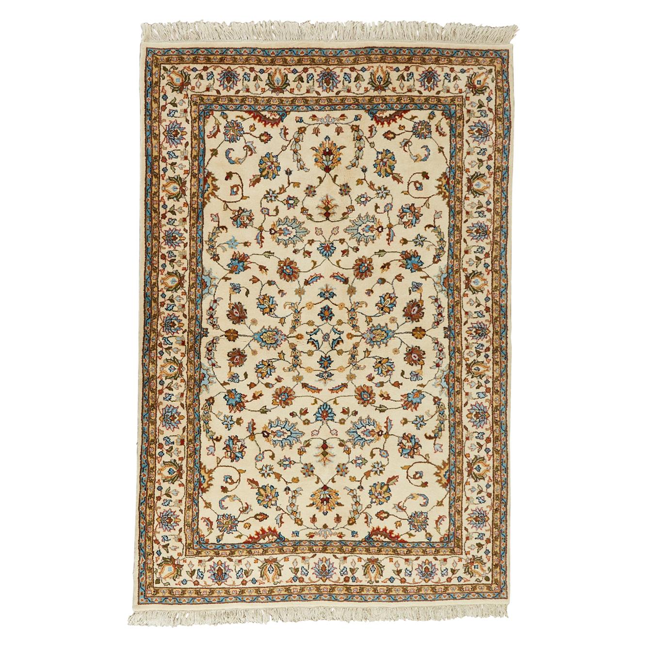 Elfenbeinfarbener Indo-Persischer Kashan Design-Teppich im Angebot