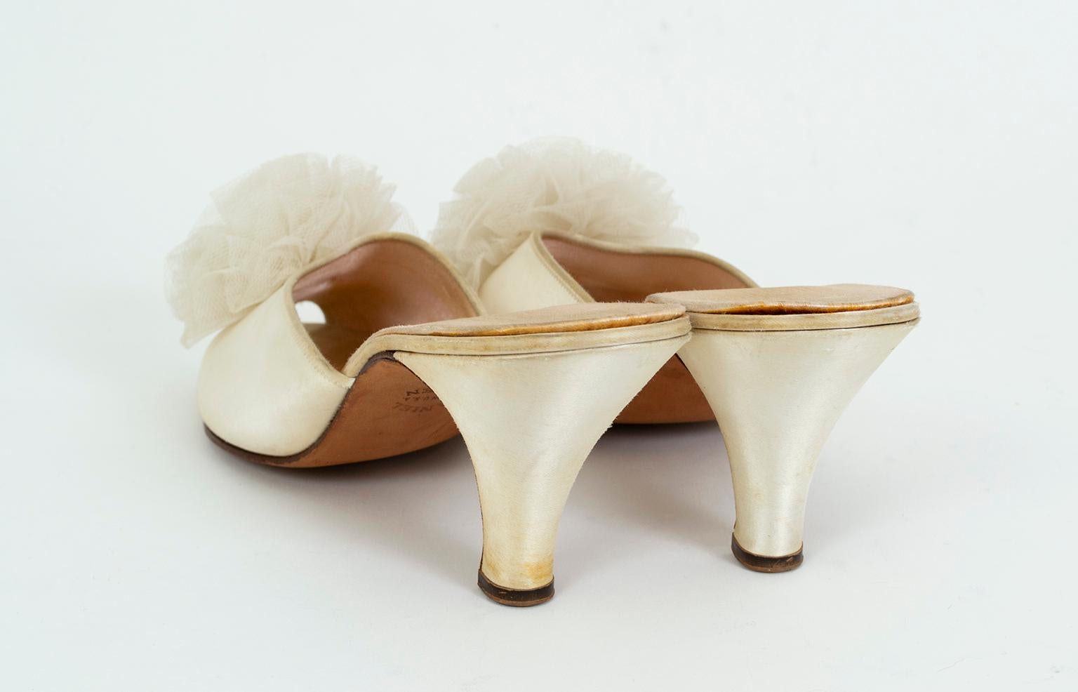 Beige Ivory Kitten Heel Peep-Toe Boudoir Mule Slippers w Tulle Rosettes - 7.5B, 1950s For Sale