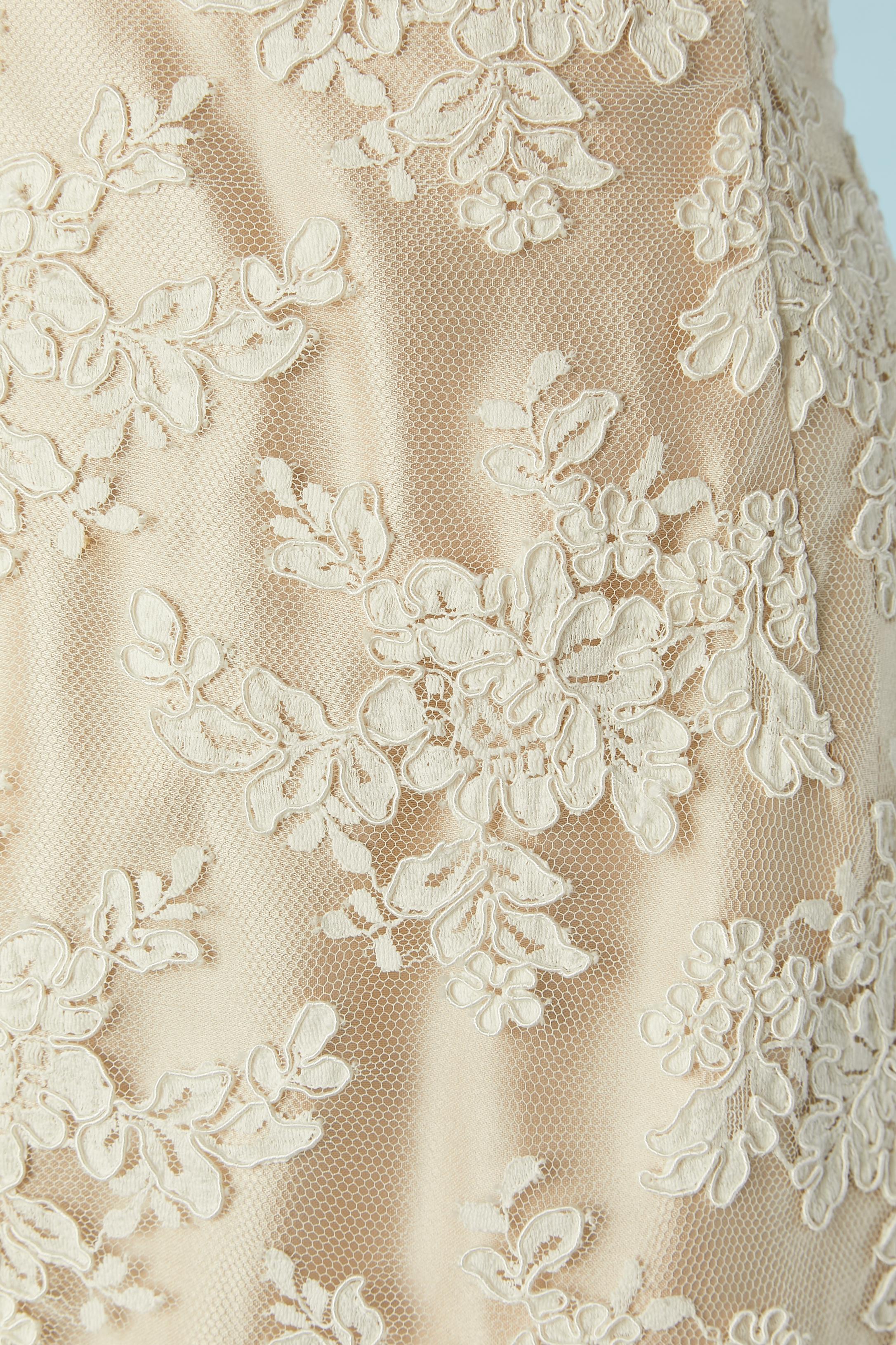 Elfenbeinfarbenes Hochzeitskleid aus Spitze mit Tüllkragen am unteren Rand Circa 1960er Jahre  im Zustand „Hervorragend“ im Angebot in Saint-Ouen-Sur-Seine, FR
