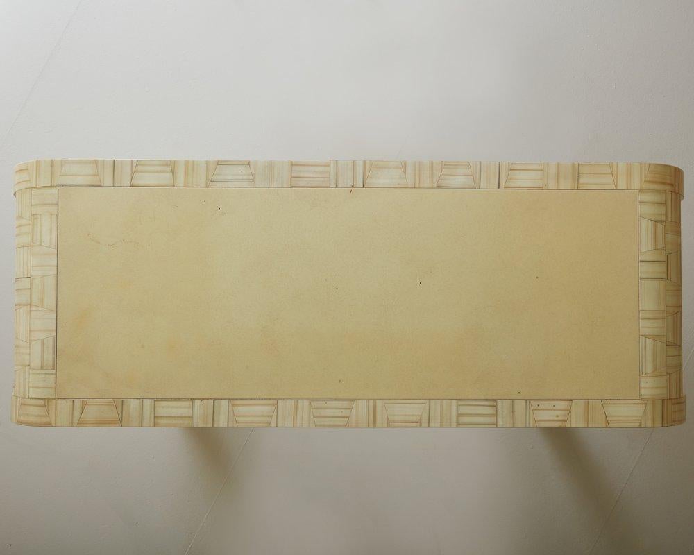 Bureau laqué ivoire avec dessus en cuir d'Alessandro pour Baker, années 1980 en vente 1