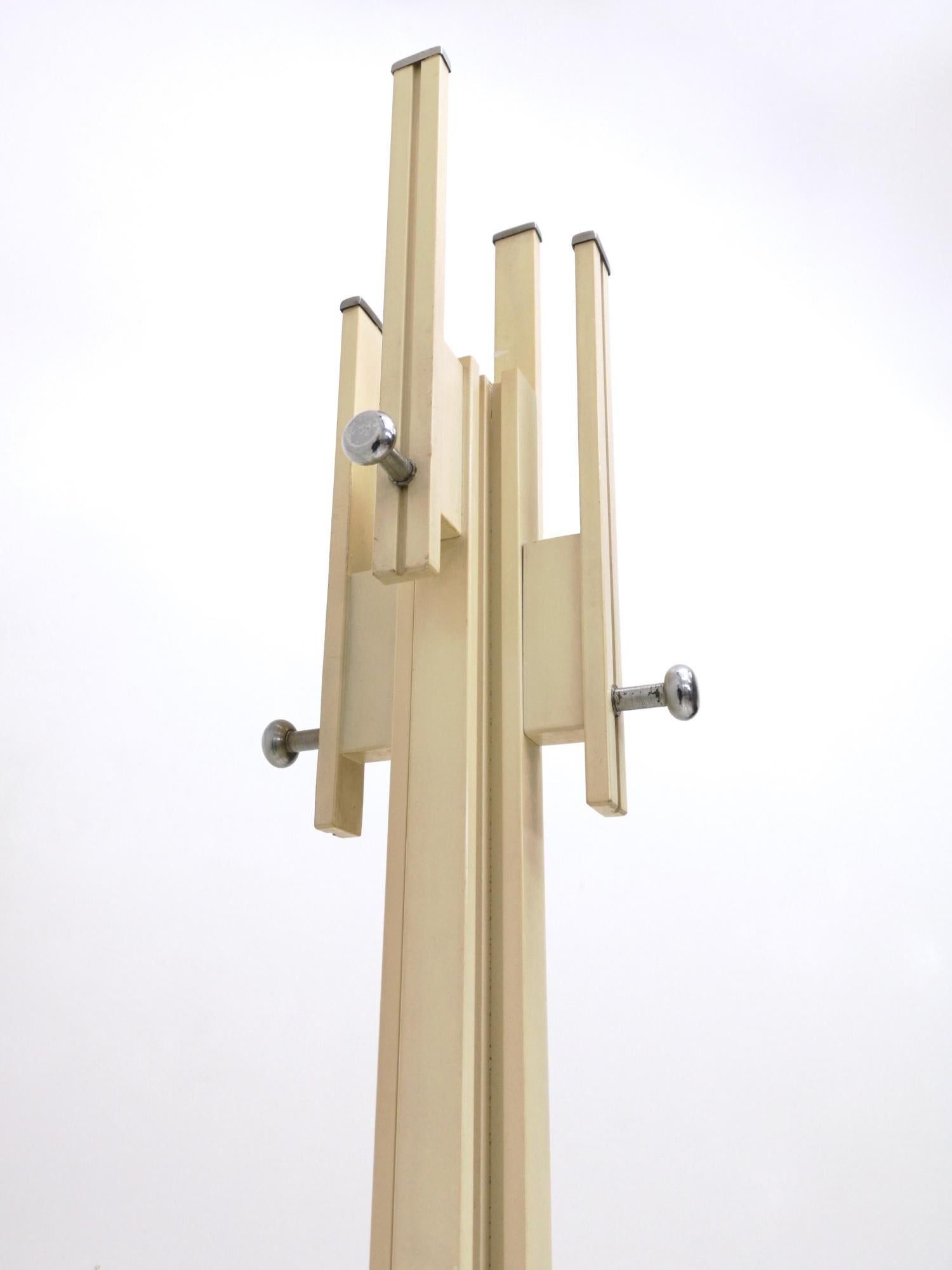 Ivory Lacquered Wood Coat Rack by Carlo de Carli for Fiarm, Italy, 1960s-1970s In Excellent Condition In Bresso, Lombardy