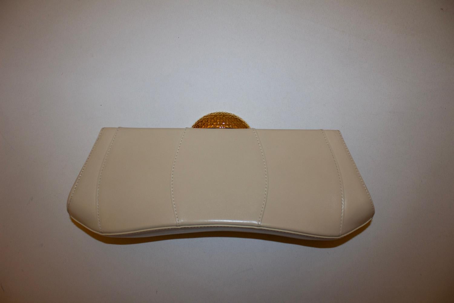 Eine schicke und vielseitige Ledertasche von Guiseppe Zanotti. Die Tasche aus elfenbeinfarbenem Leder mit attraktivem Verschluss kann mit einem Kettenriemen ergänzt werden,  und innen gibt es eine Beuteltasche und Befestigungen für die