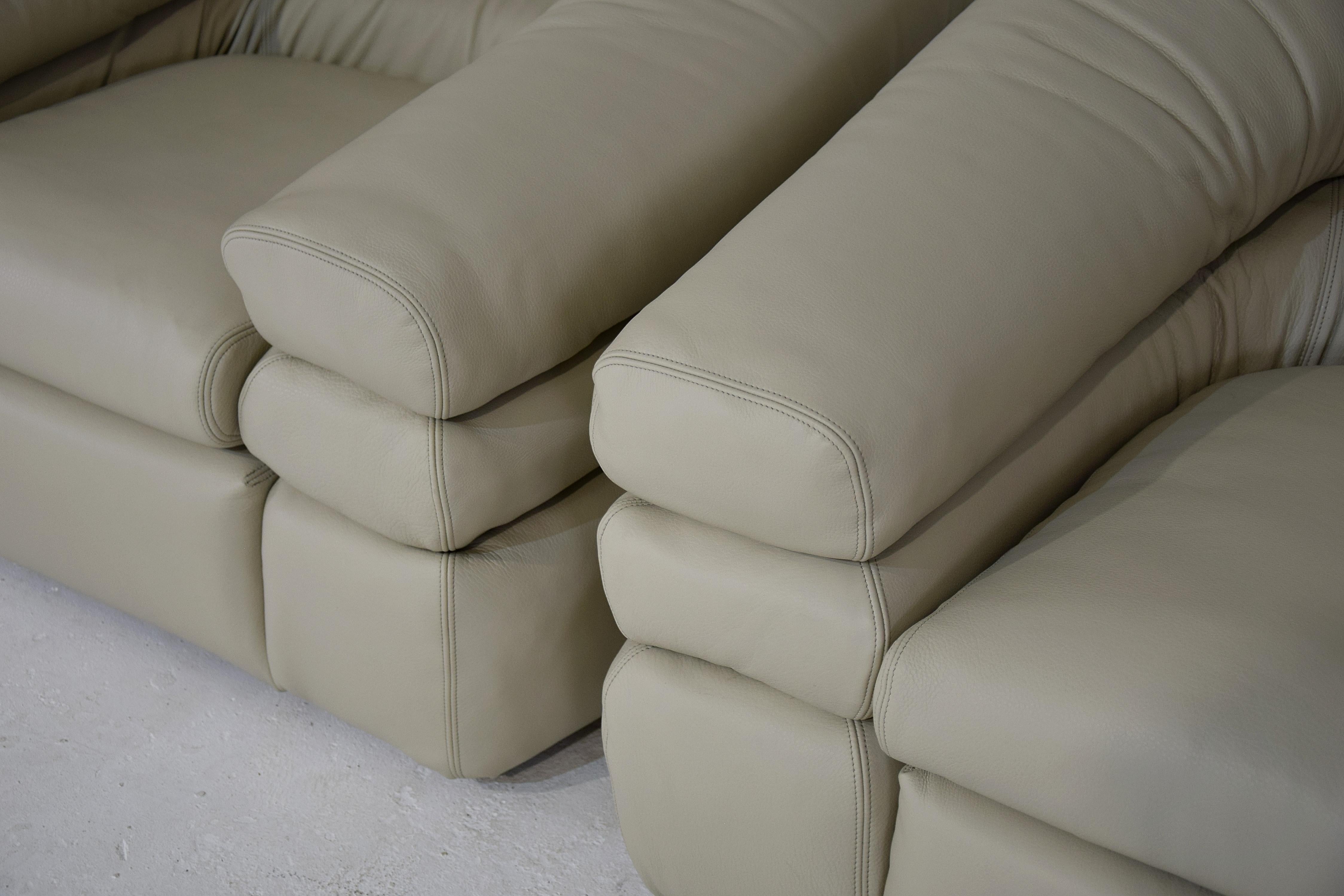 Gorgeous and stylish pair of re-upholstered Straccio Ivory full grain leather arm chairs designed by De Pas, D'Urbino and Lomazzi for Zanotta in 1968.
Rather than wearing out, full grain leather develops a patina during its useful lifetime. It is