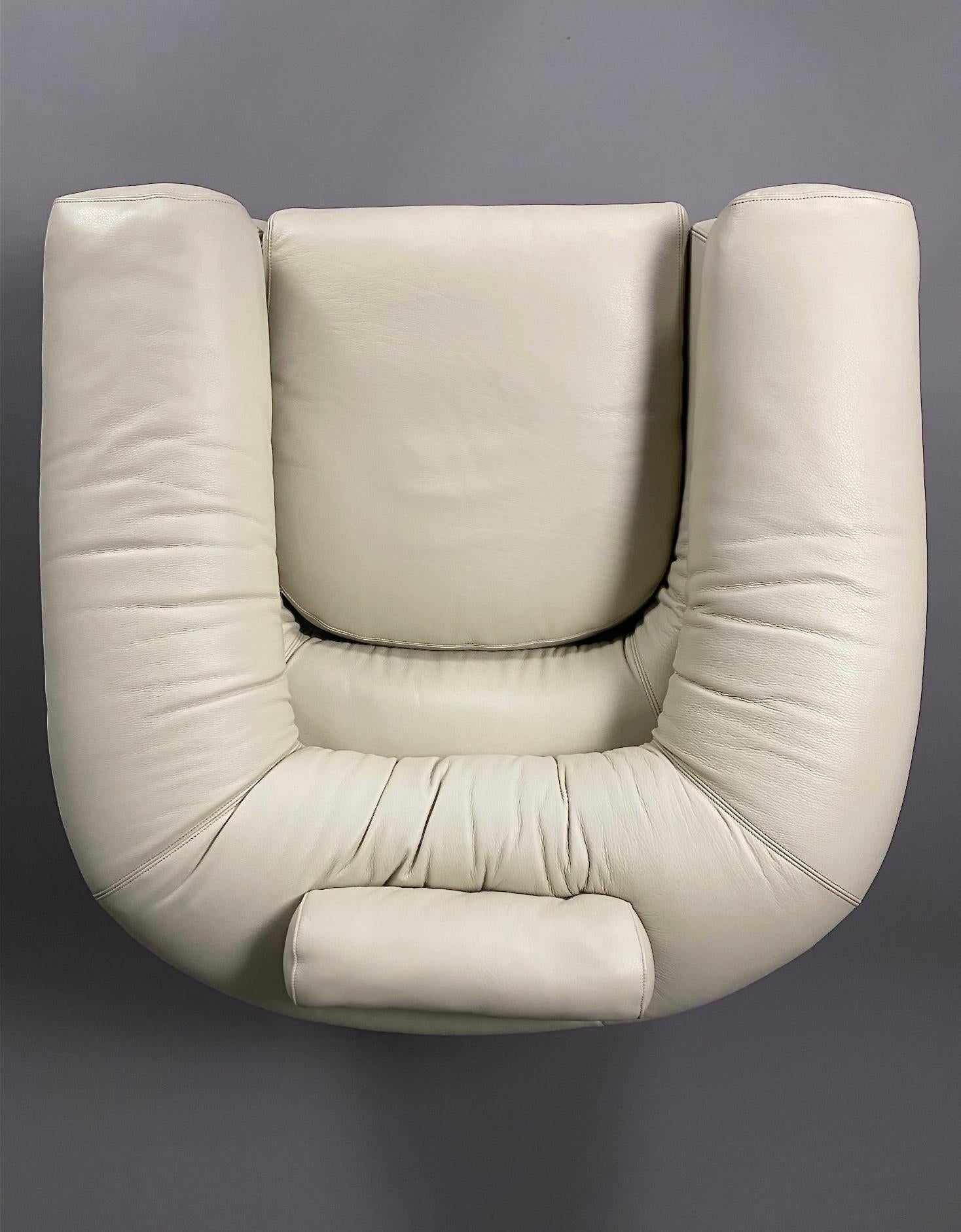 Introducing a stunning pair of Straccio ivory-colored full-grain leather lounge chairs designed by De Pas, D'Urbino, and Lomazzi for Zanotta in 1968. These iconic lounge chairs have been re-upholstered by an Italian artisan with full-grain leather,