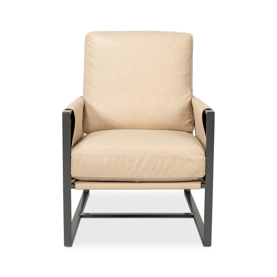 Revêtue d'un riche cuir blanc ivoire Cappucino, cette chaise est dotée d'une structure métallique industrielle élégante pour une esthétique contemporaine. Les accoudoirs en bandoulière uniques sont complétés par des boucles latérales en cuir,
