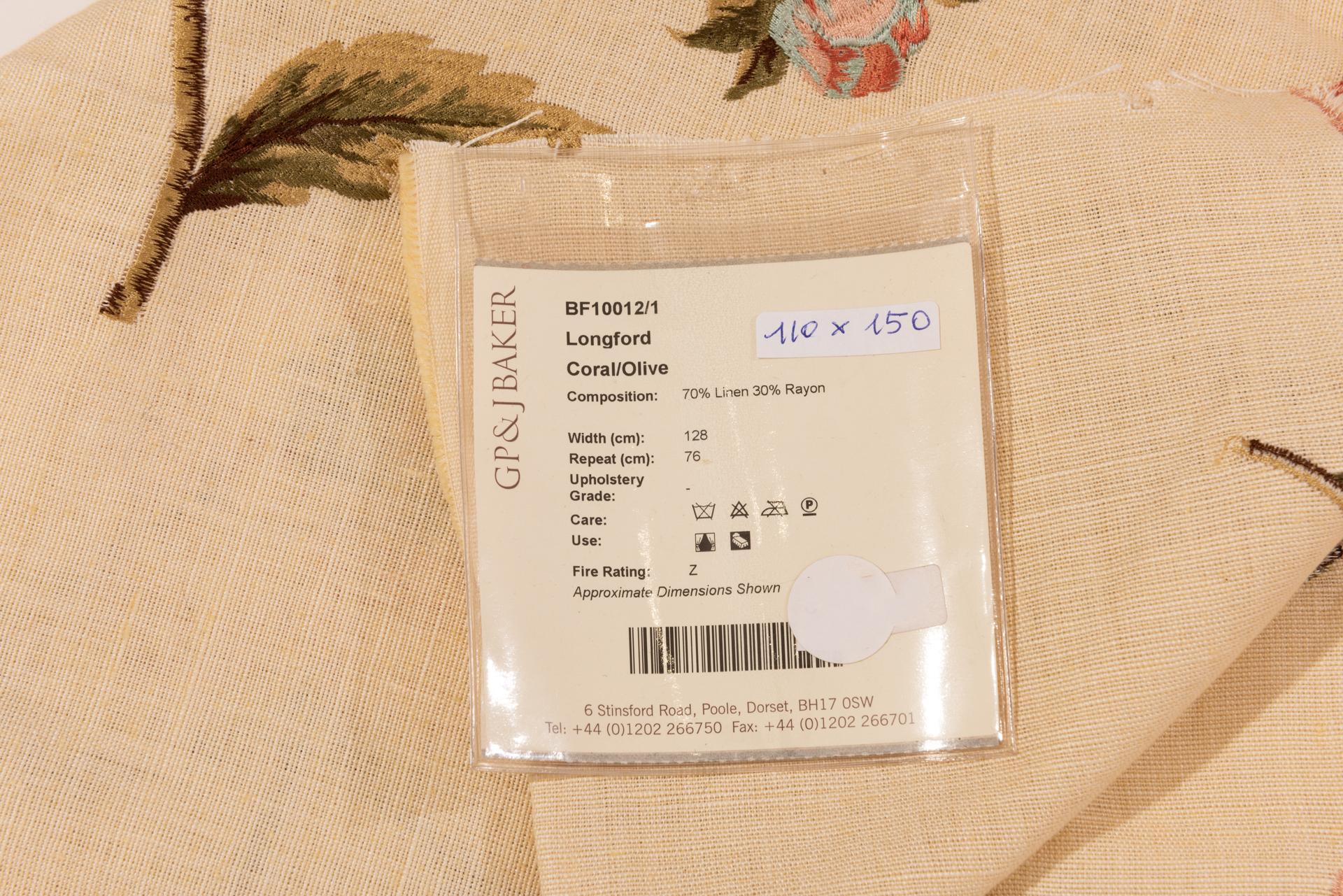 A beautiful scrap of fabric by the famous English G.P.Baker: 70% linen and 30% rayon for embroidery.
It can be used combined with an ivory linen: as a headboard or as a curtain.
