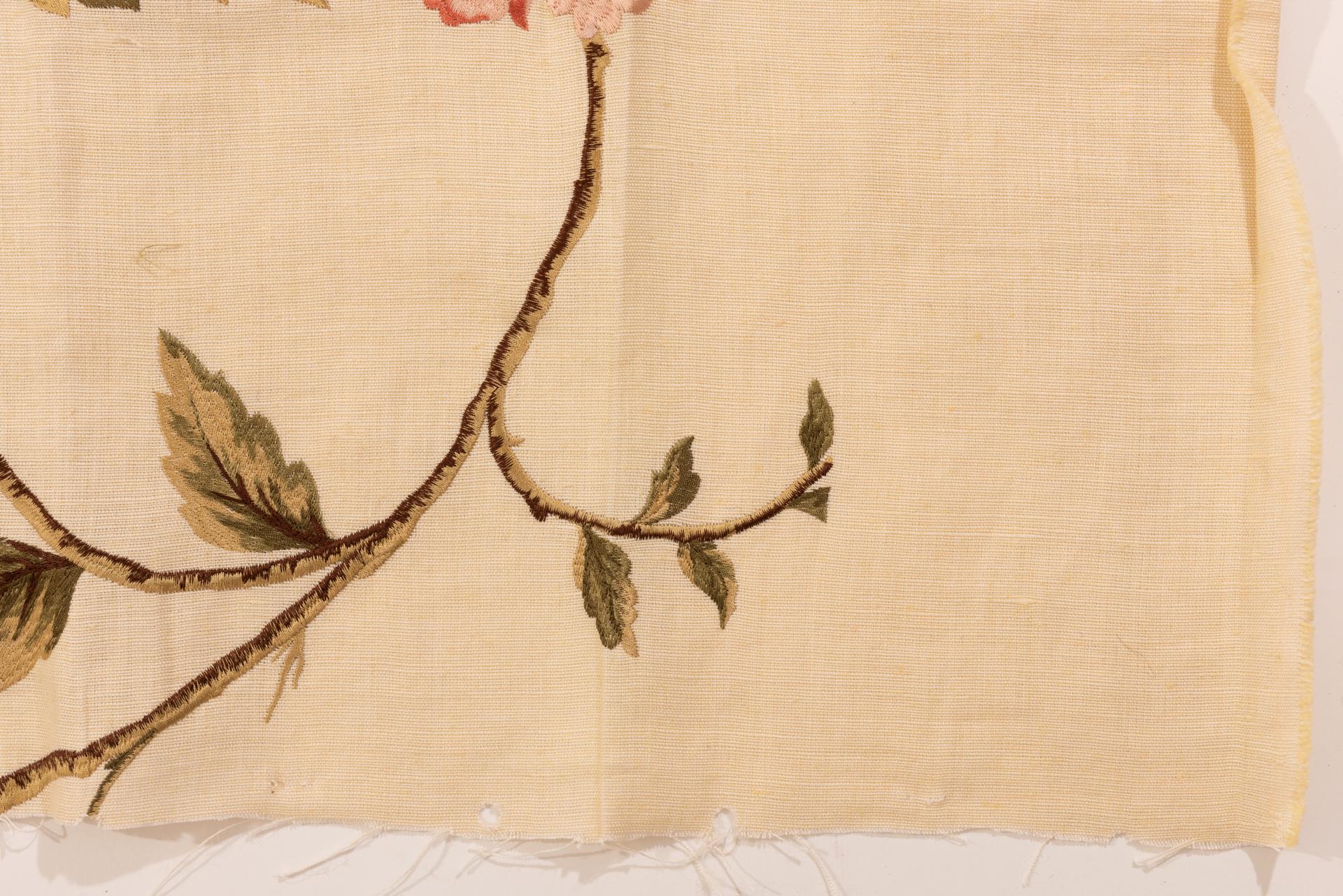 Ivory Linen Embroidered with Pink Peonies In Excellent Condition For Sale In Alessandria, Piemonte