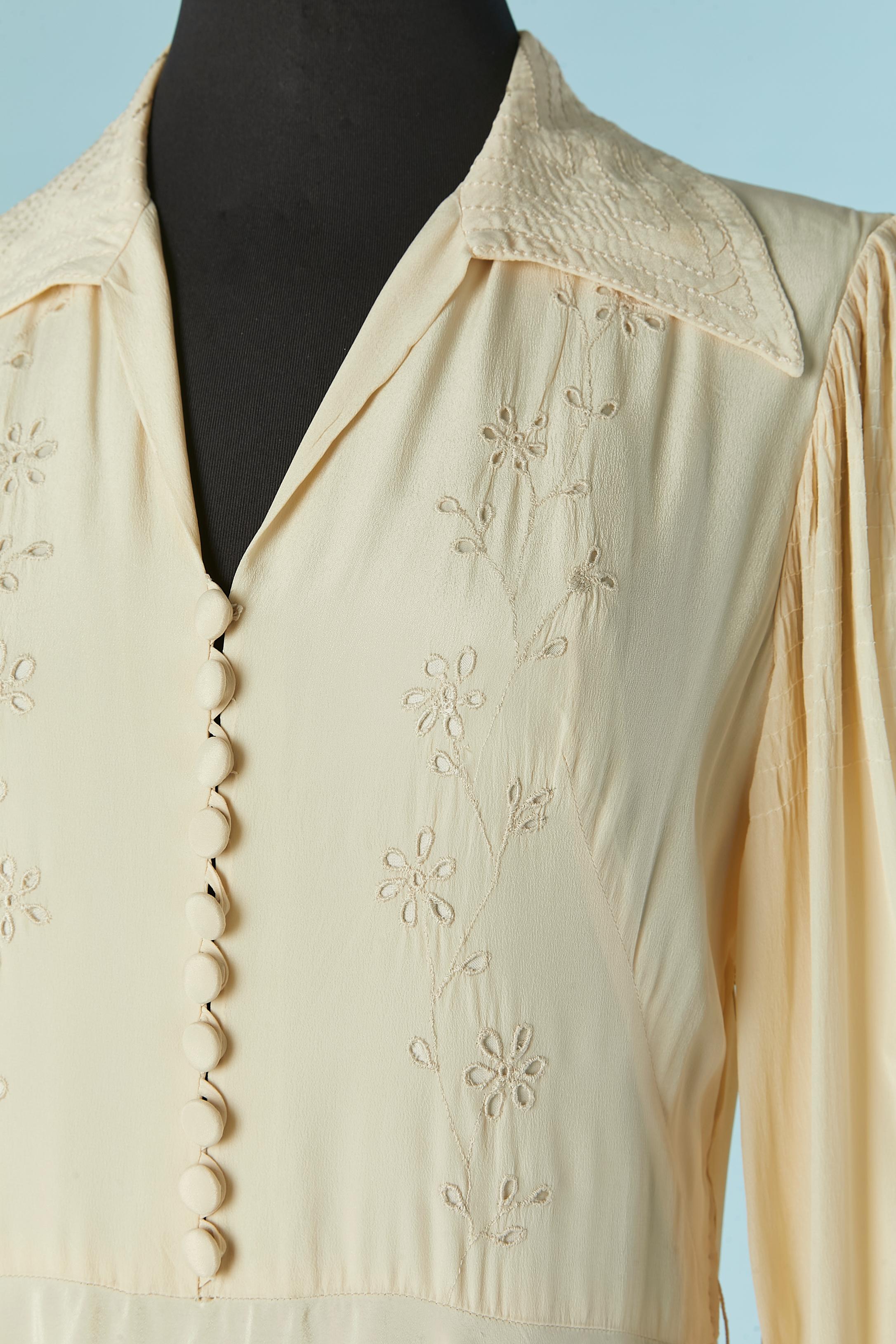 Ivory long silk dress with threads embroideries and top-stitching . The lining composition is probably rayon or acetate. Button covered with fabric closure on the middle front and on the cuffs. Gather on the top of the sleeves.
SIZE M 