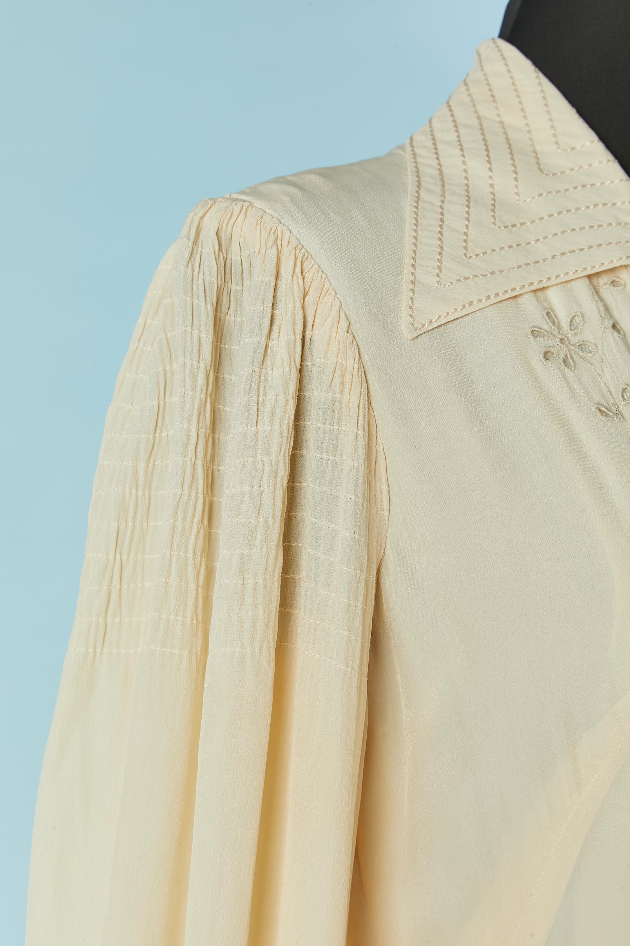 Ivory long silk dress with threads embroideries and top-stitching Circa 1970's In Excellent Condition For Sale In Saint-Ouen-Sur-Seine, FR