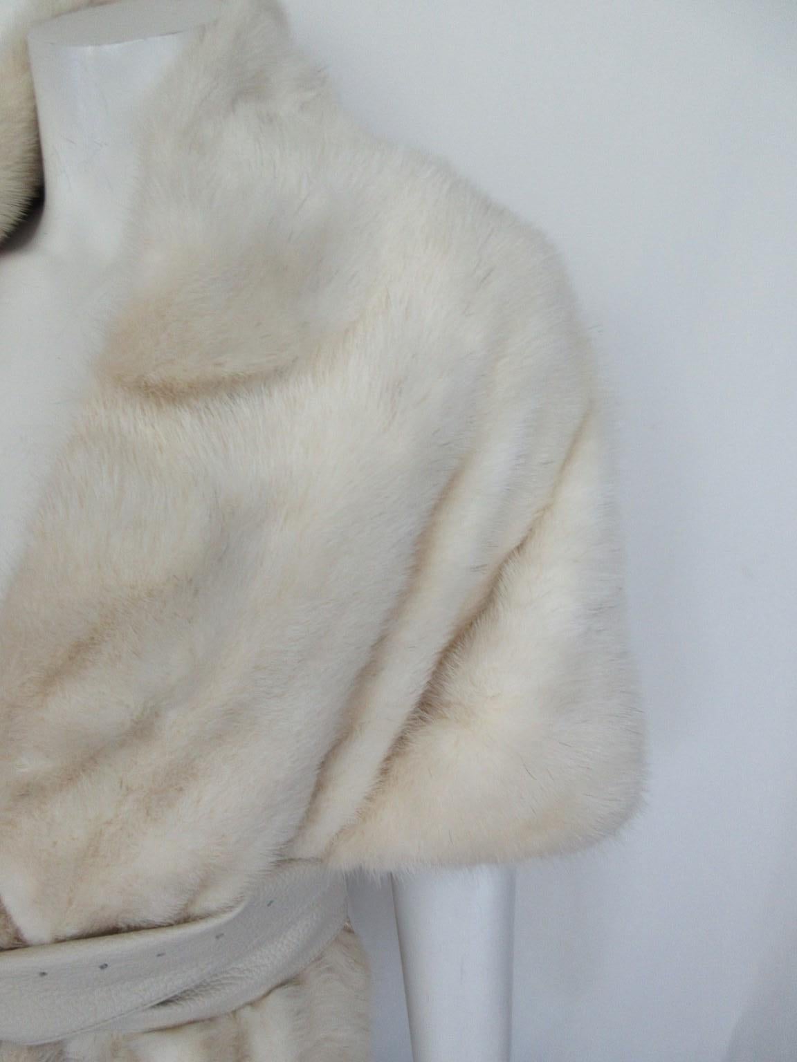 Ivory Mink Fur Cape Stole In Good Condition In Amsterdam, NL