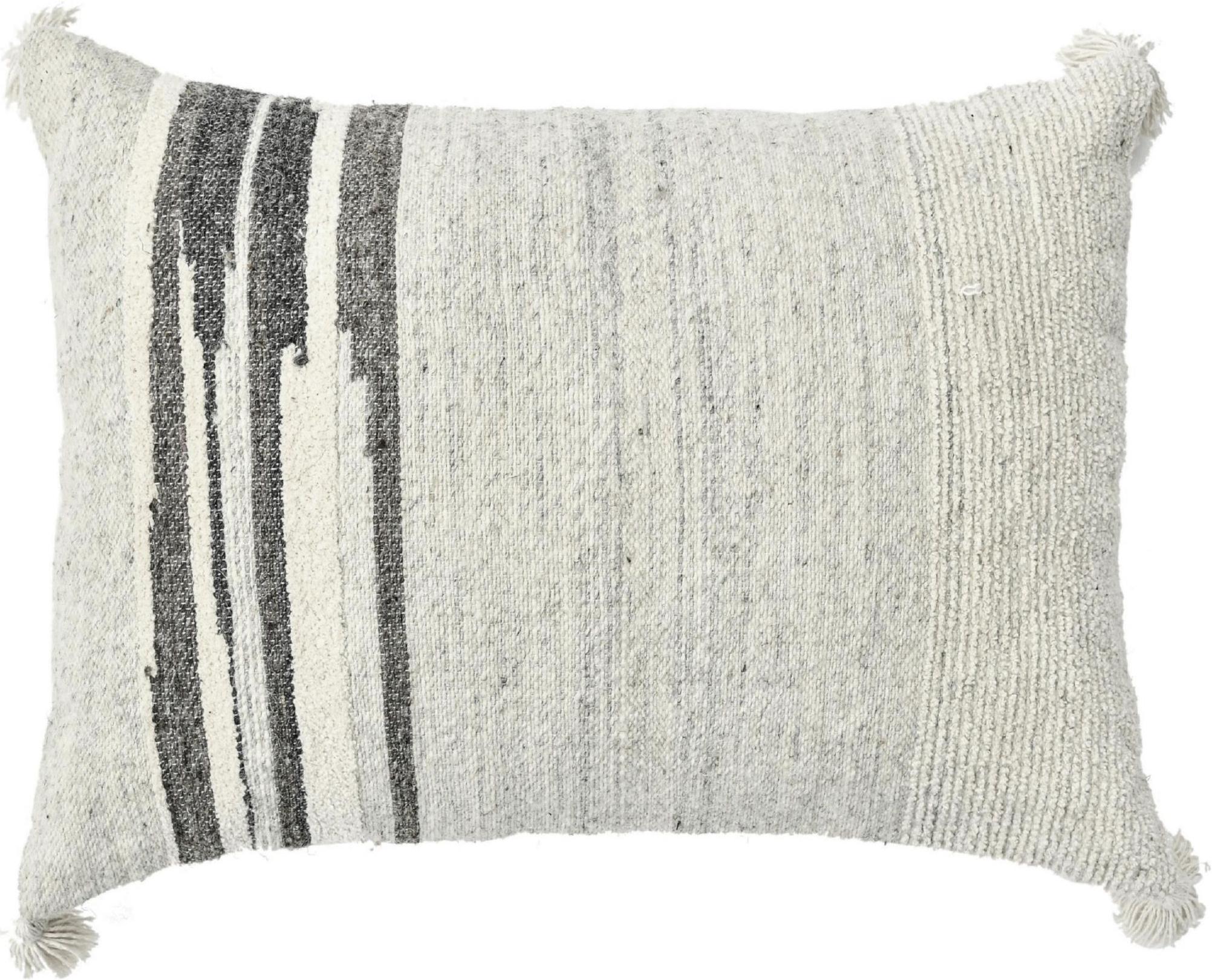 Eleva il look della tua casa con un cuscino moderno in lana e cotone, realizzato a mano con materiali opulenti, di dimensioni 16
