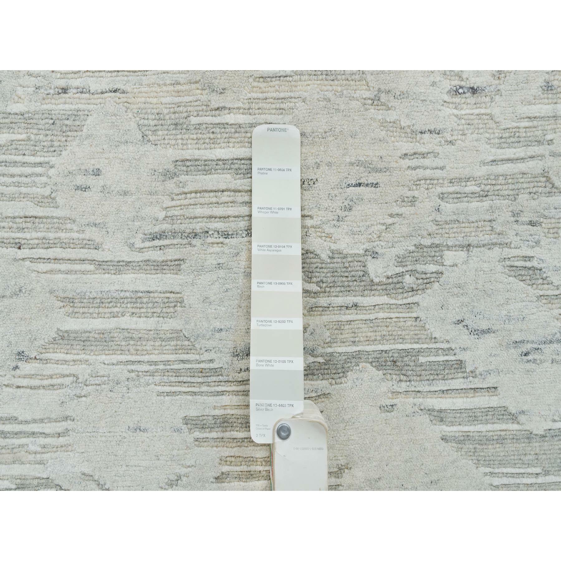 XXI secolo e contemporaneo Ivory Modern Design Undyed Natural Wool Hand Knotted Round Rugs 9'0