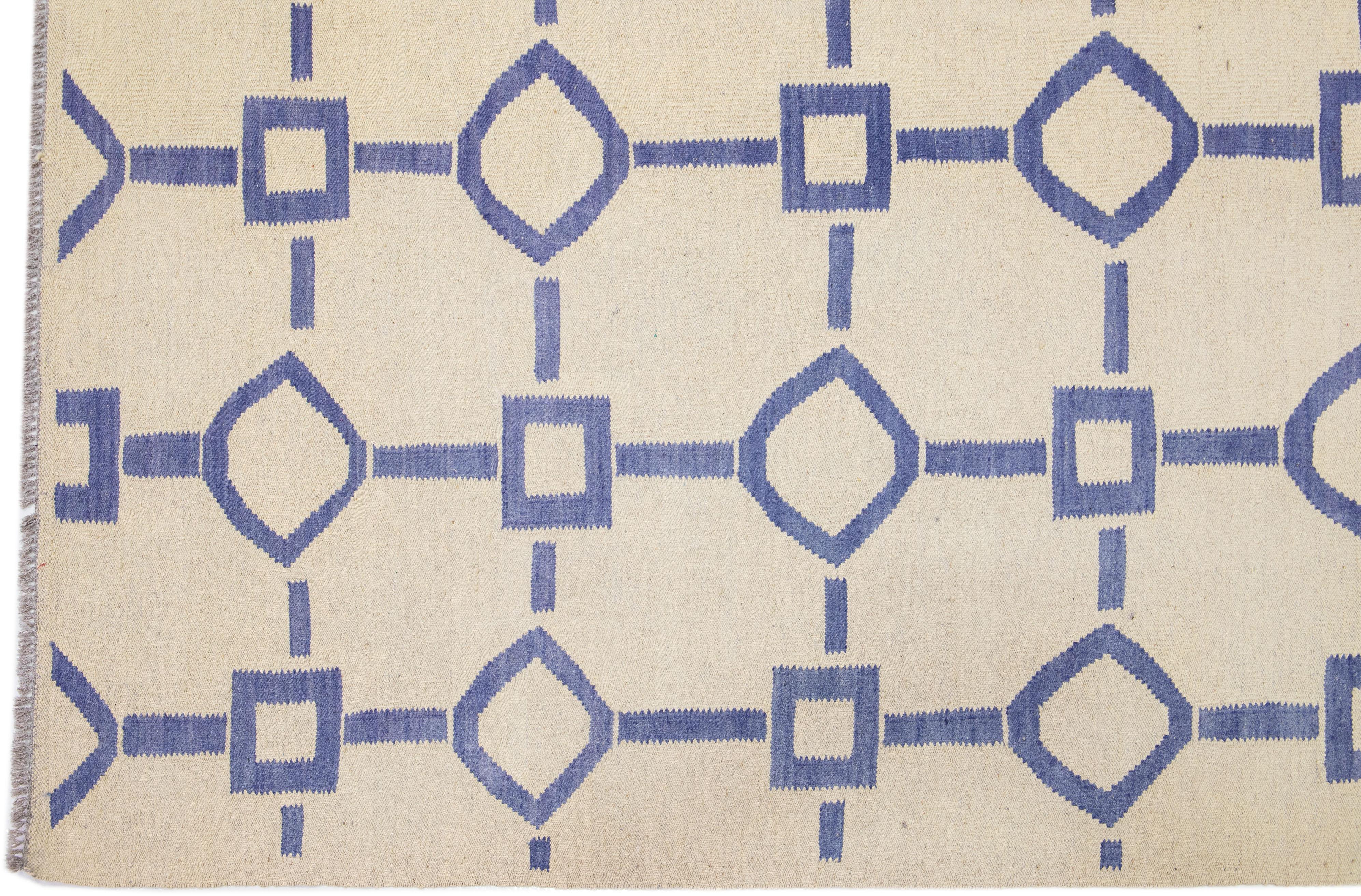 Tapis Kilim moderne en laine ivoire tissé à plat avec motif géométrique Neuf - En vente à Norwalk, CT