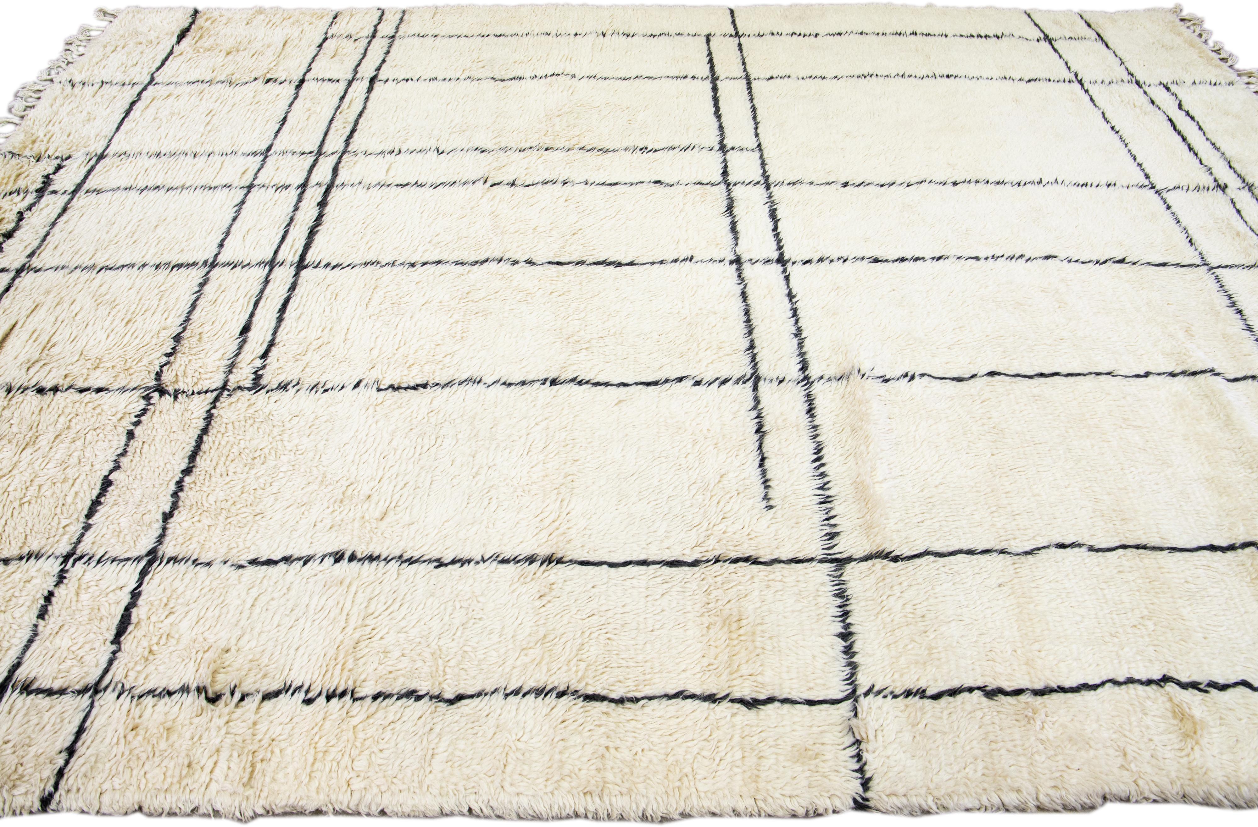 Noué à la main Tapis en laine ivoire de style marocain moderne fait à la main par Apadana en vente