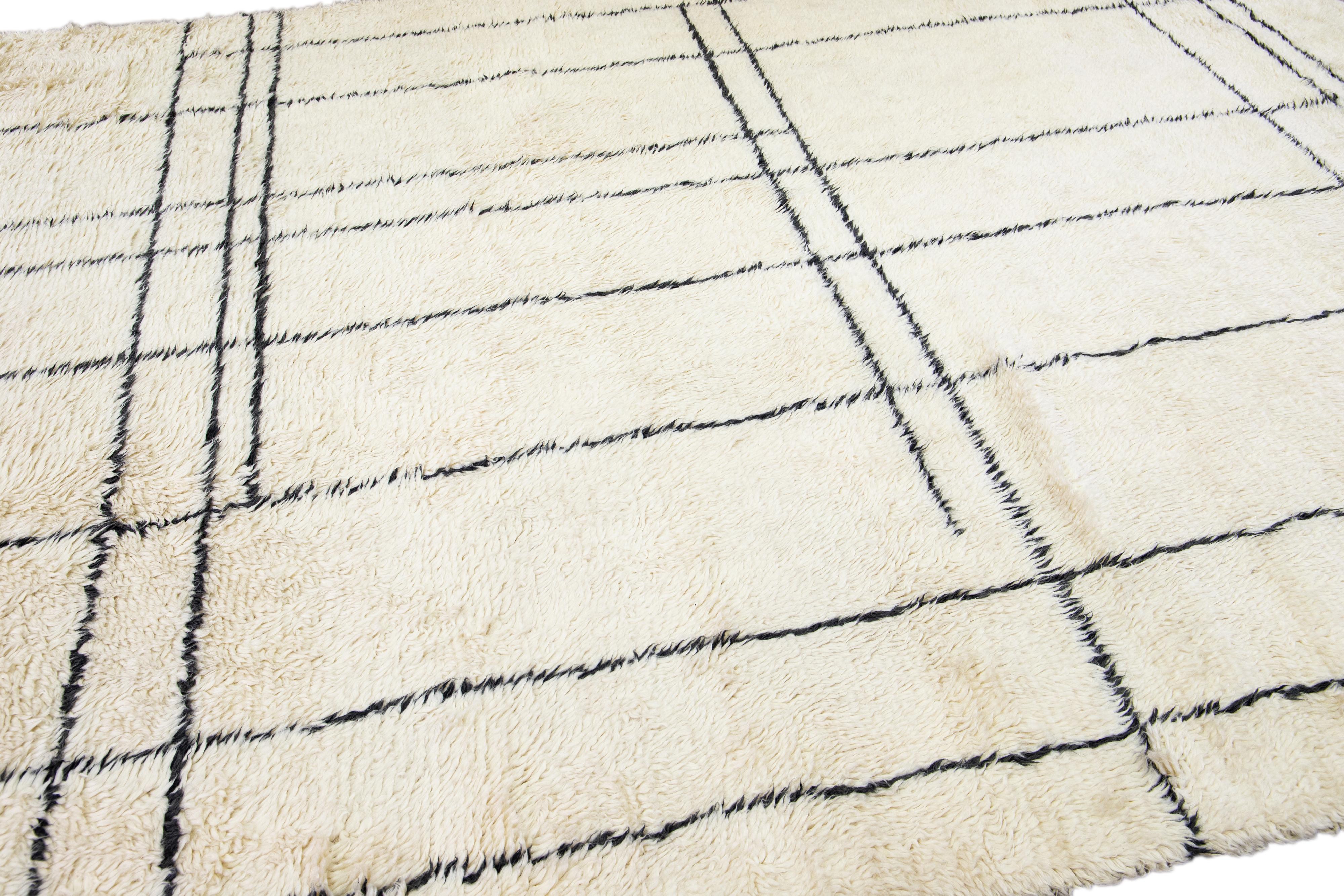 XXIe siècle et contemporain Tapis en laine ivoire de style marocain moderne fait à la main par Apadana en vente