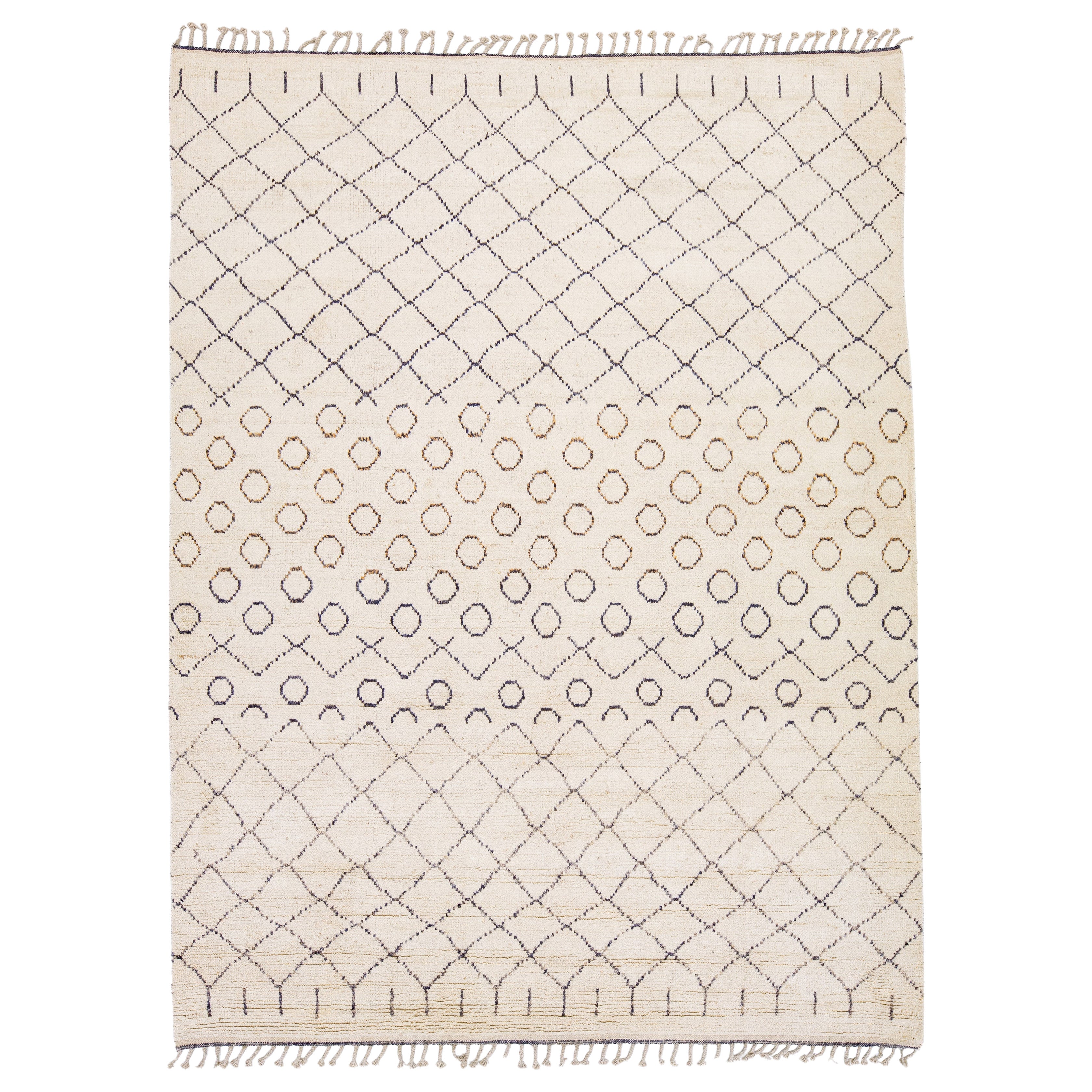 Tapis en laine ivoire de style marocain moderne et géométrique fait à la main