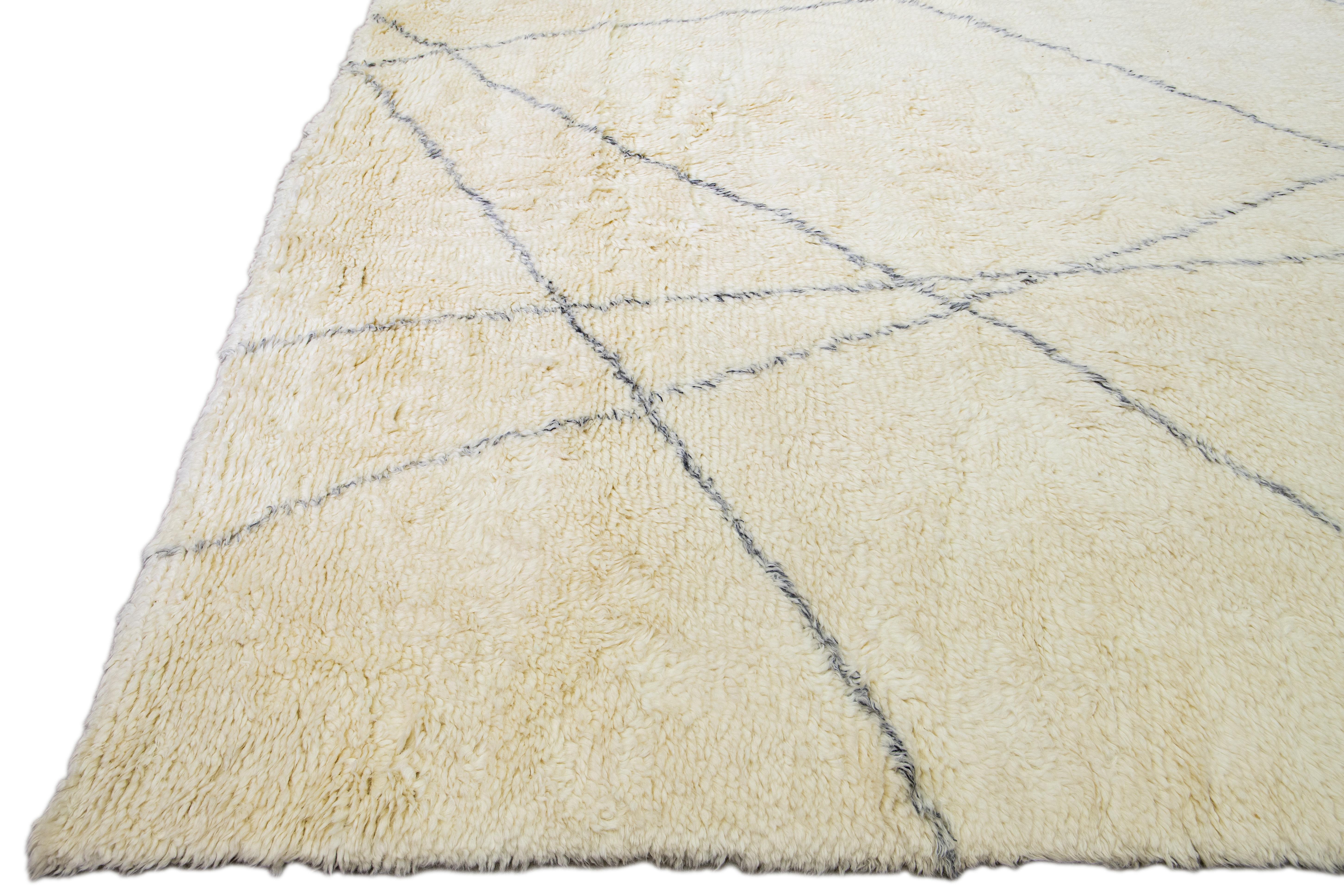 Moderner handgefertigter grauer Boho-Wollteppich mit Stammesmotiv in Übergröße im marokkanischen Stil in Elfenbein (Indisch) im Angebot