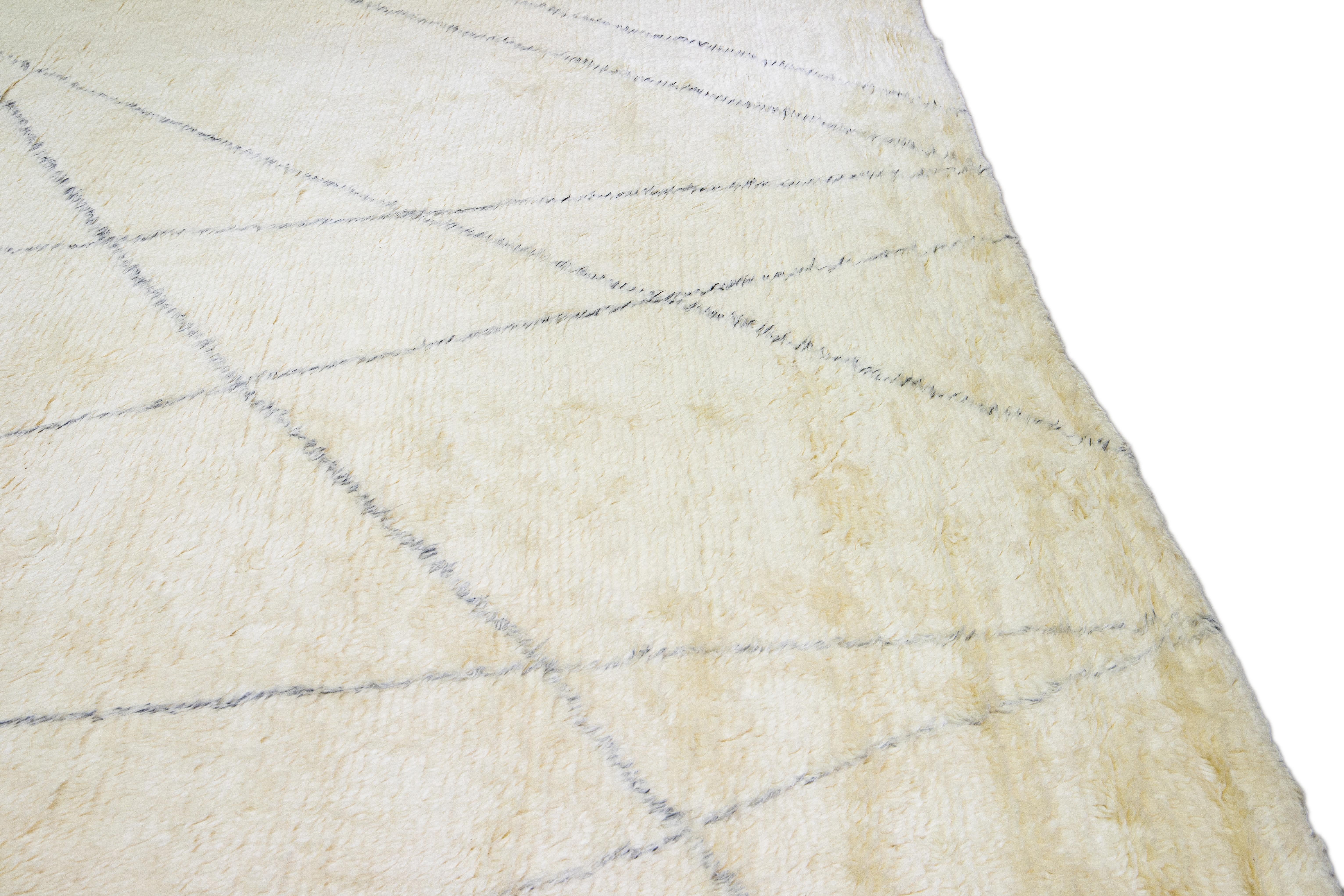 Moderner handgefertigter grauer Boho-Wollteppich mit Stammesmotiv in Übergröße im marokkanischen Stil in Elfenbein im Angebot 1