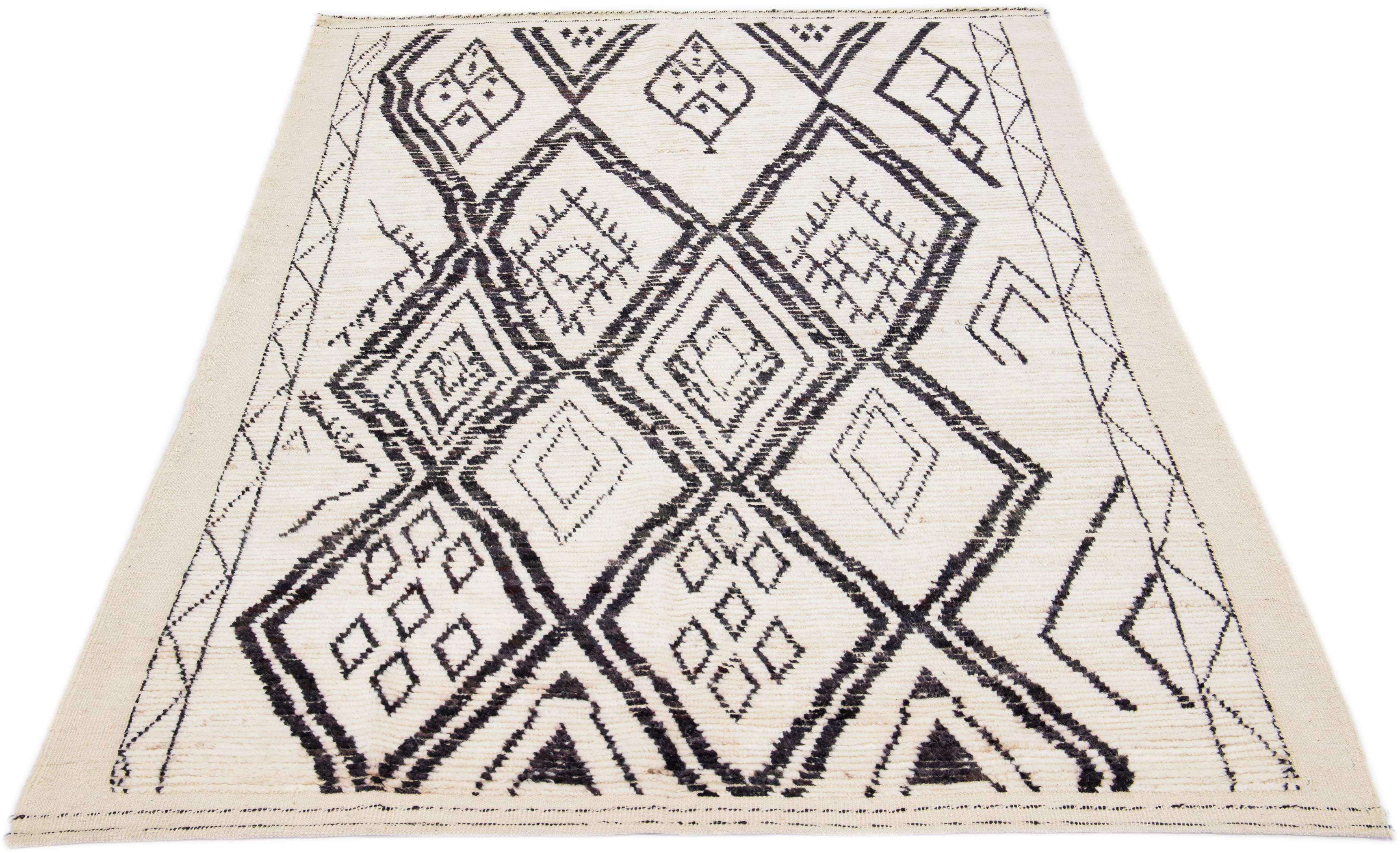 Pakistani Ivory Modern Moroccan Style Handmade Tribal Pattern Wool Rug For Sale