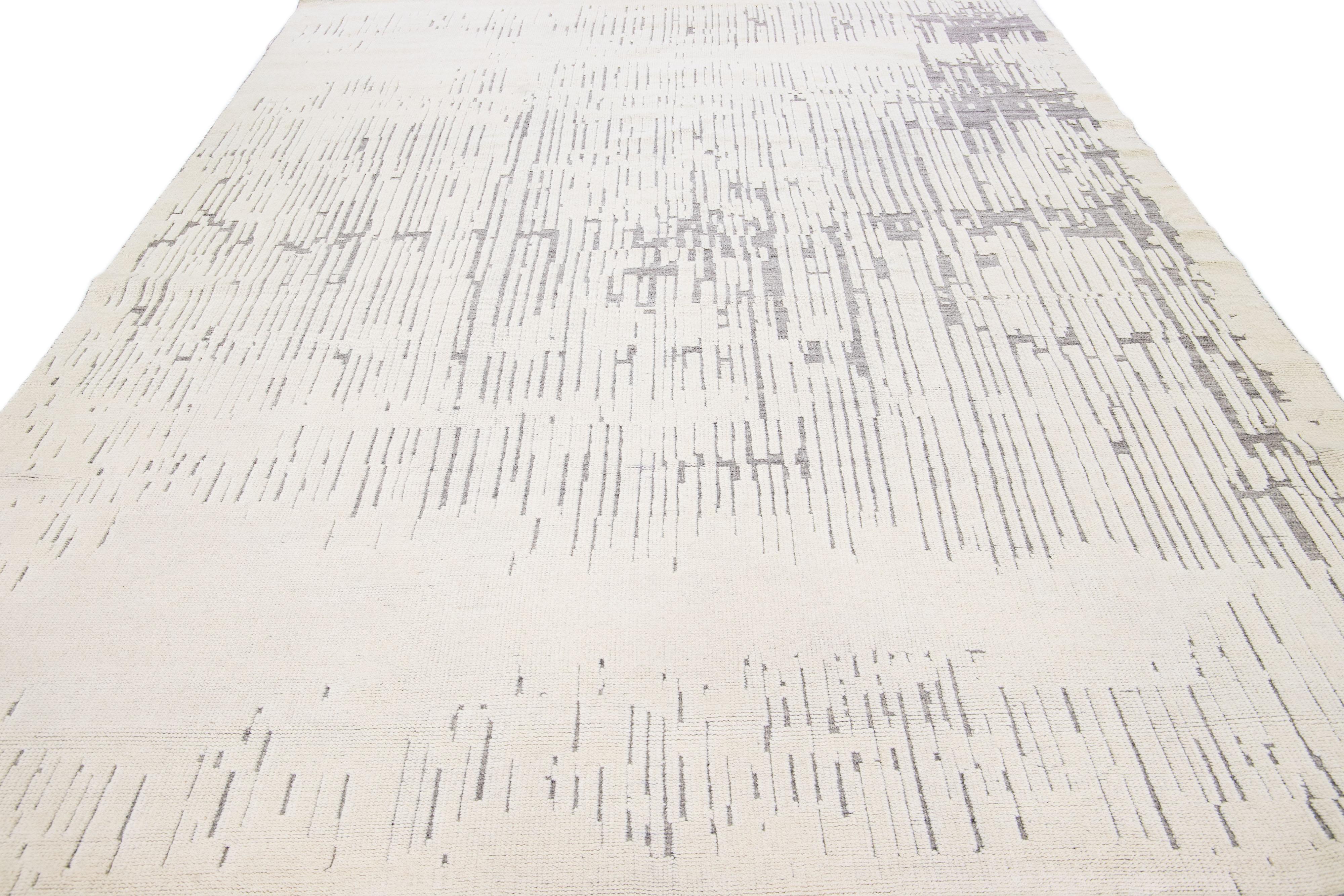 Moderne Tapis en laine ivoire de style marocain moderne fait à la main avec motif abstrait par Apadana en vente
