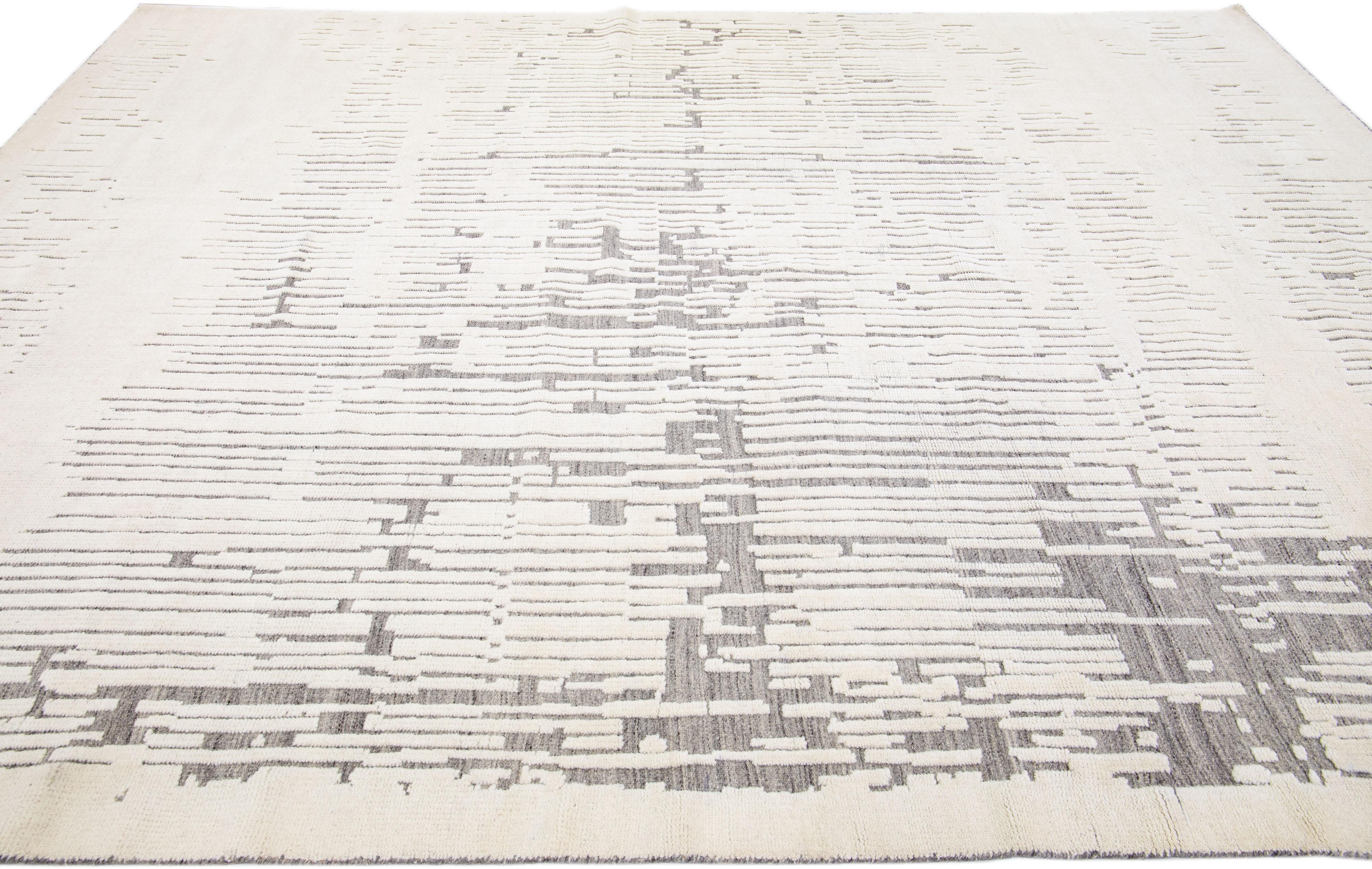 Noué à la main Tapis en laine ivoire de style marocain moderne fait à la main avec motif abstrait par Apadana en vente