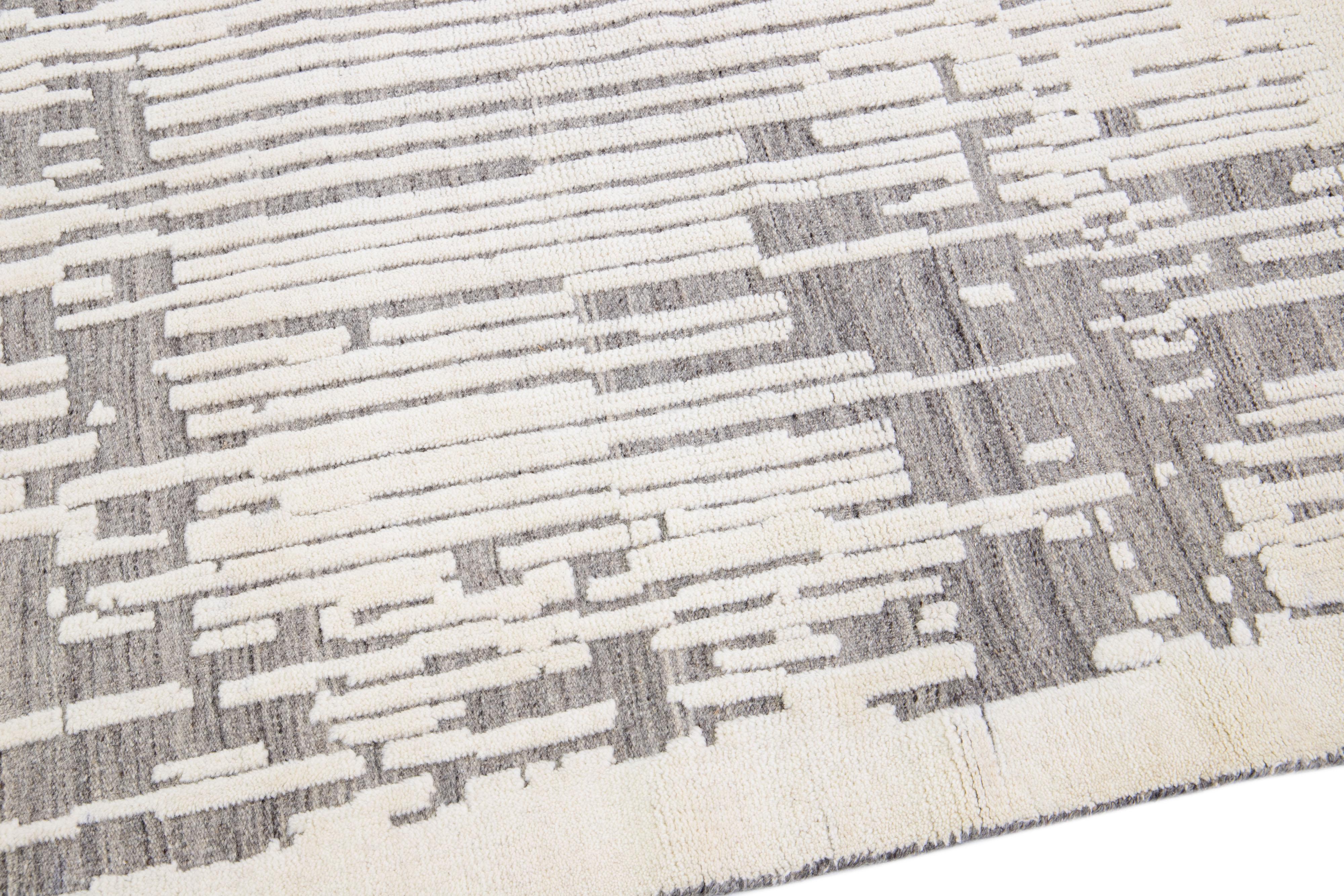 Tapis en laine ivoire de style marocain moderne fait à la main avec motif abstrait par Apadana Neuf - En vente à Norwalk, CT