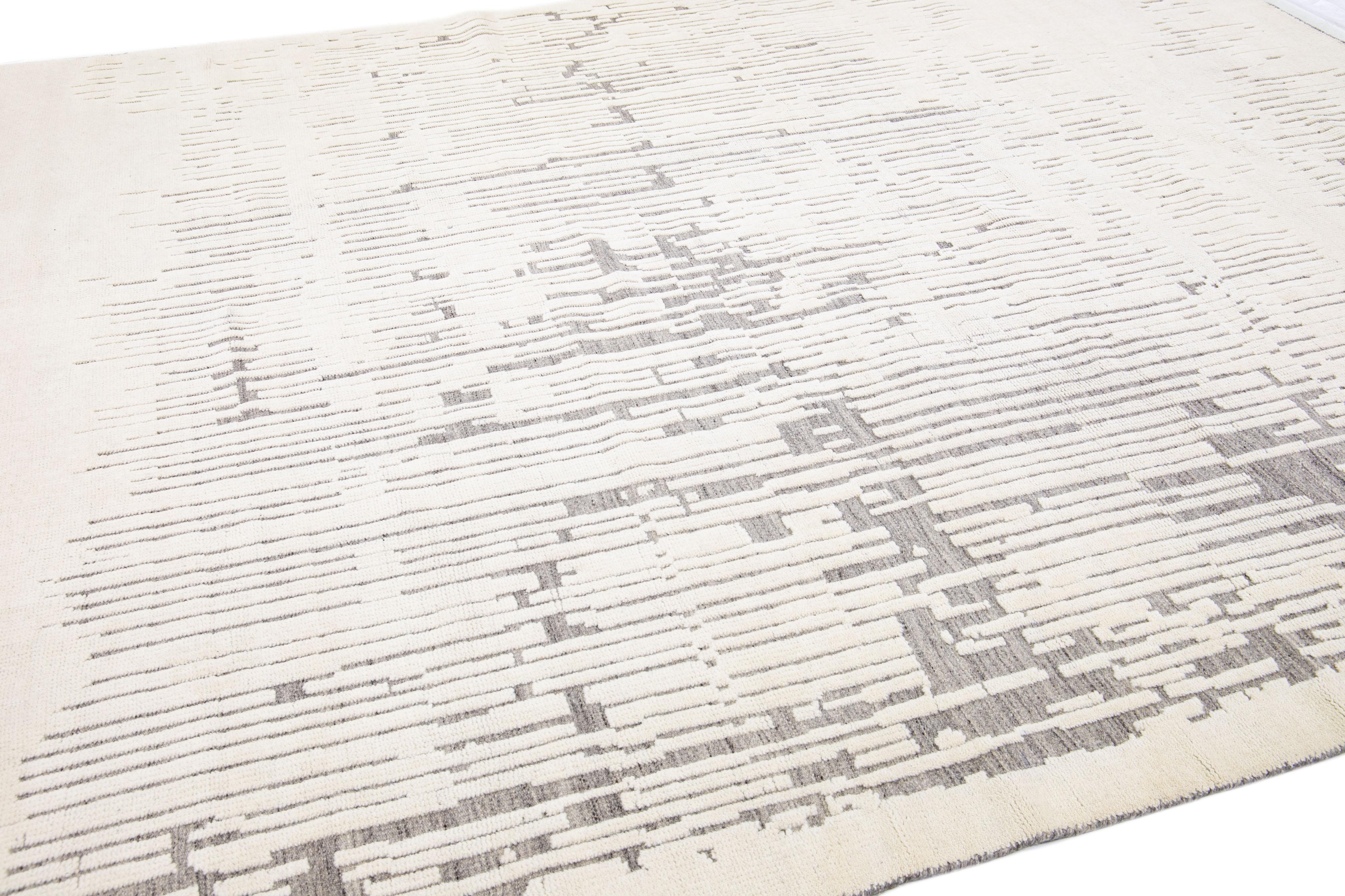 XXIe siècle et contemporain Tapis en laine ivoire de style marocain moderne fait à la main avec motif abstrait par Apadana en vente