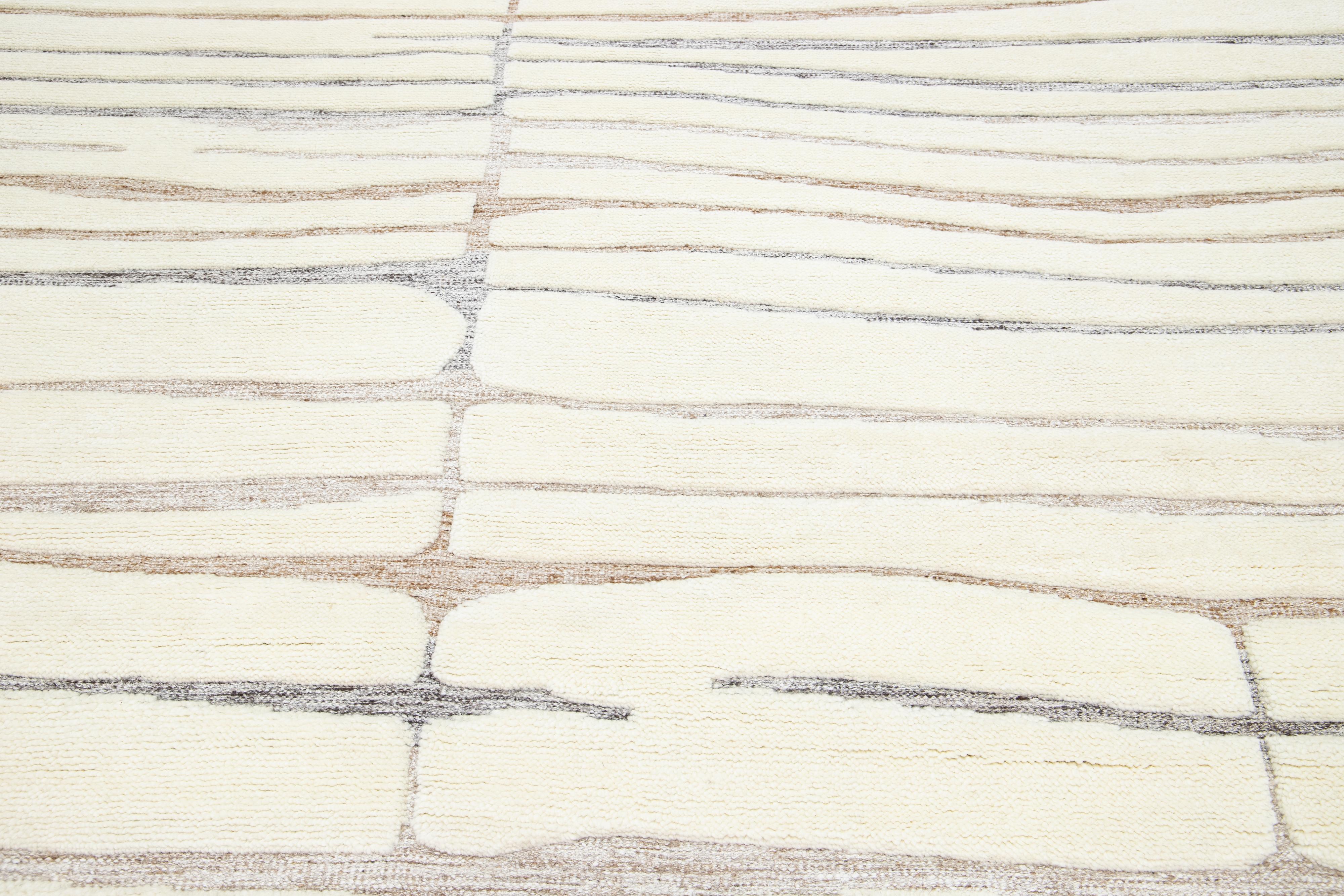 Tapis moderne marocain en laine ivoire fait à la main avec un motif rayé par Apadana Neuf - En vente à Norwalk, CT