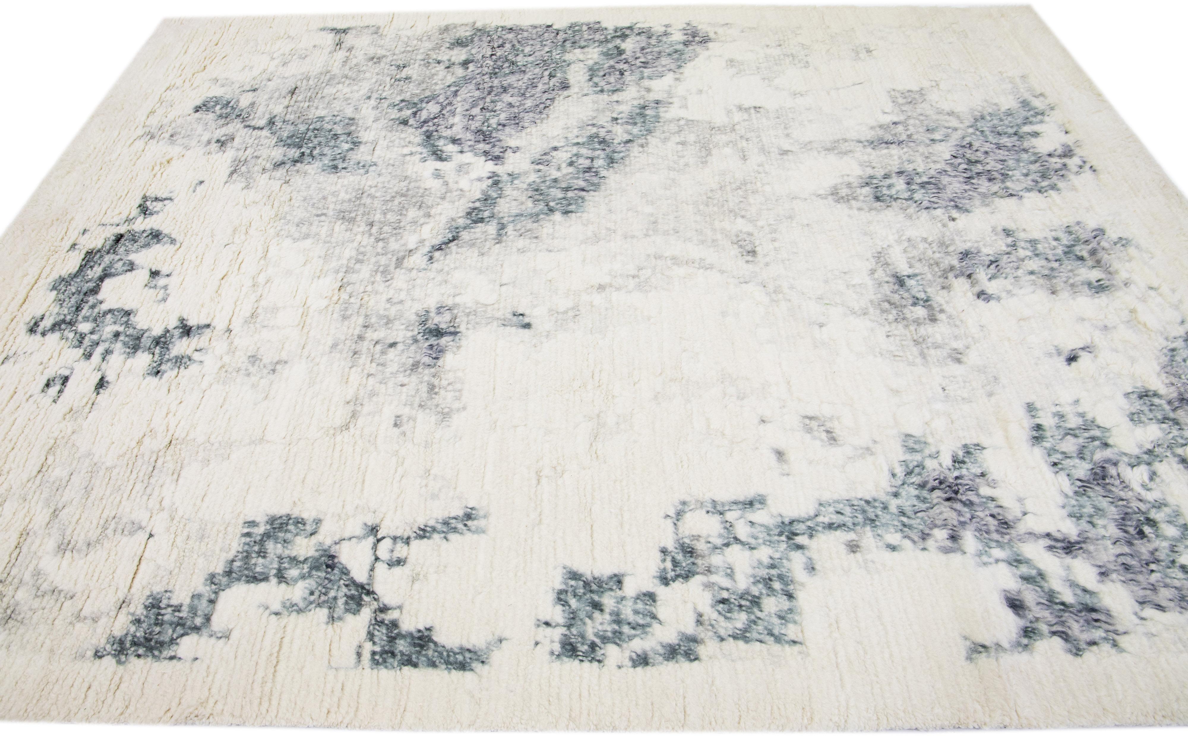 Moderner elfenbeinfarbener Wollteppich im marokkanischen Stil, handgefertigt mit grauem, abstraktem Design (Indisch) im Angebot
