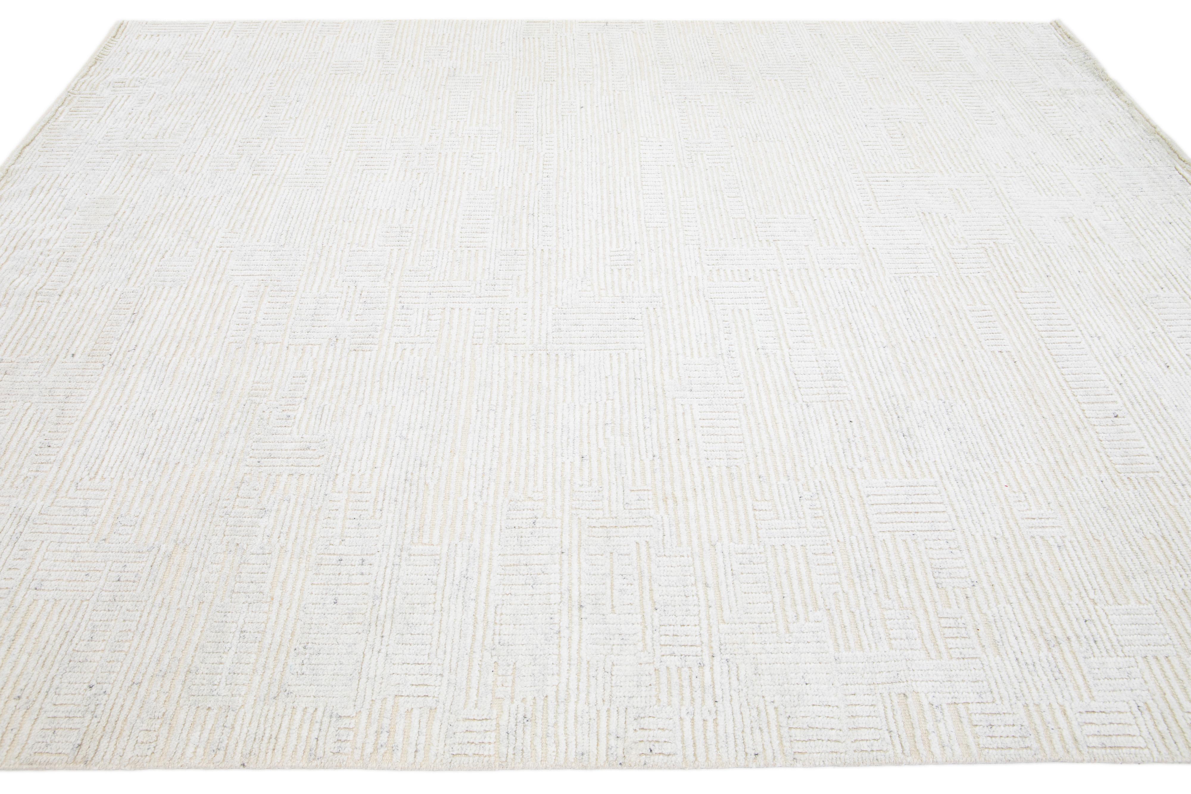 Moderner elfenbeinfarbener Wollteppich im marokkanischen Stil mit geometrischem, nahtlosem Design (Indisch) im Angebot