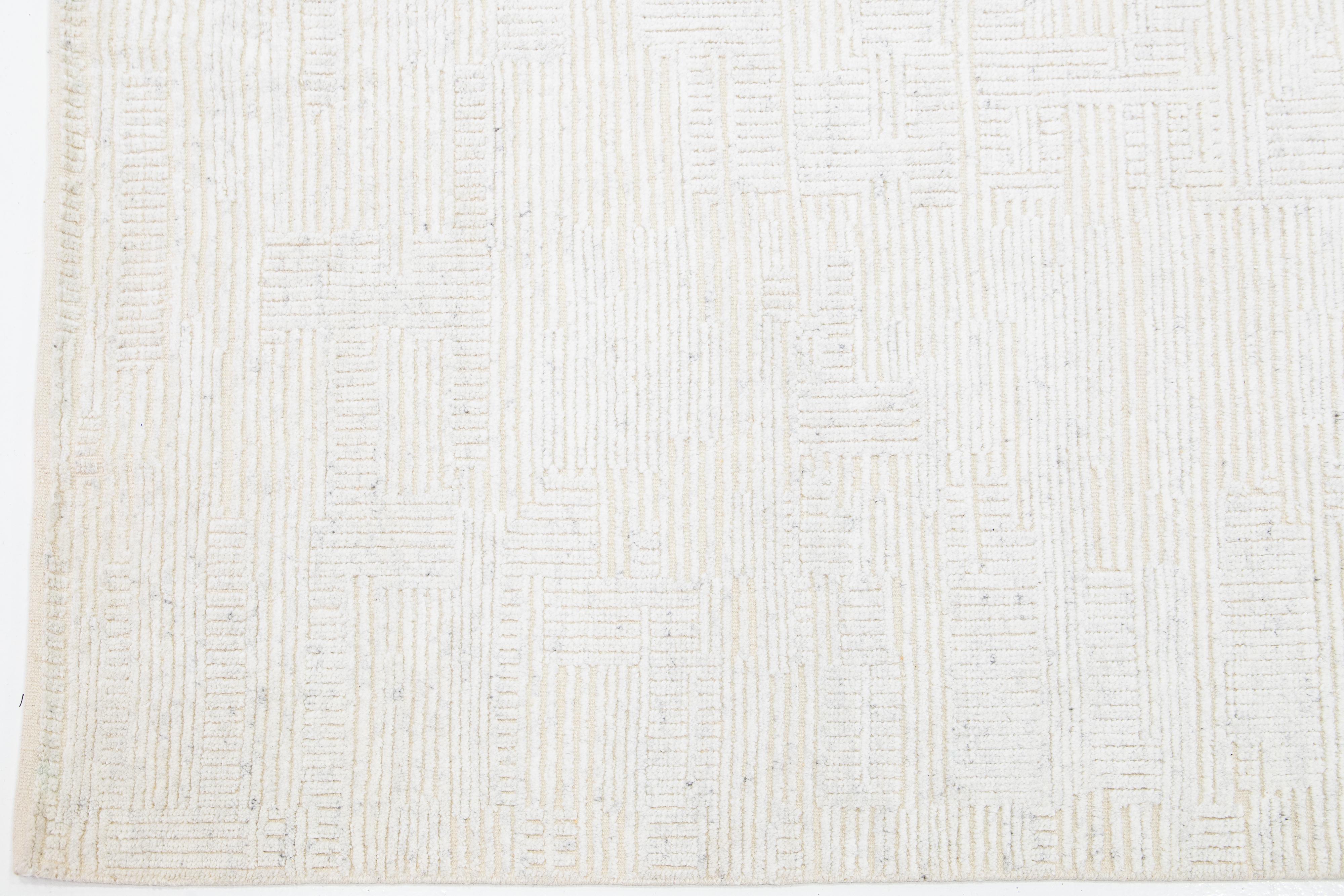 Moderner elfenbeinfarbener Wollteppich im marokkanischen Stil mit geometrischem, nahtlosem Design (Handgeknüpft) im Angebot