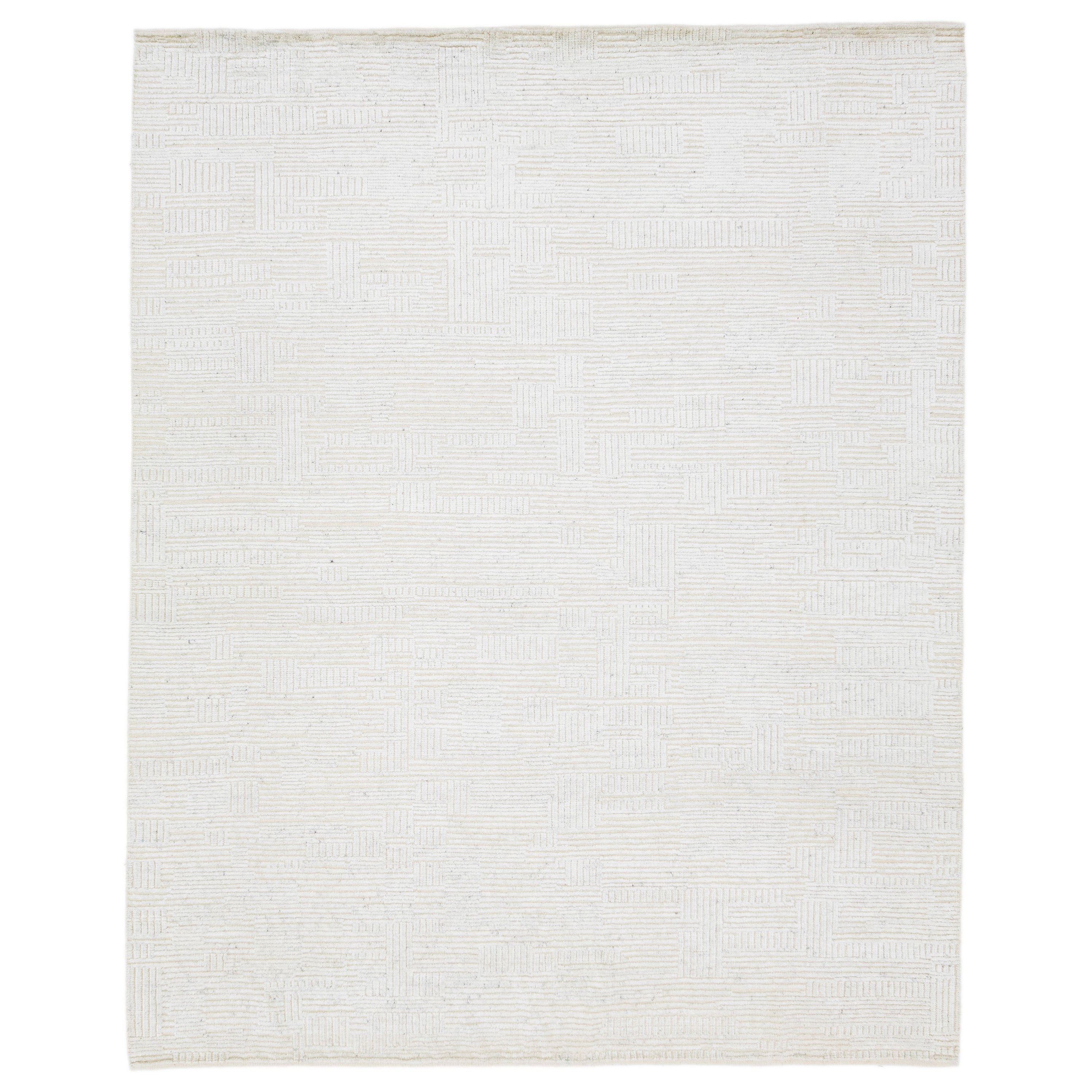 Moderner elfenbeinfarbener Wollteppich im marokkanischen Stil mit geometrischem, nahtlosem Design im Angebot