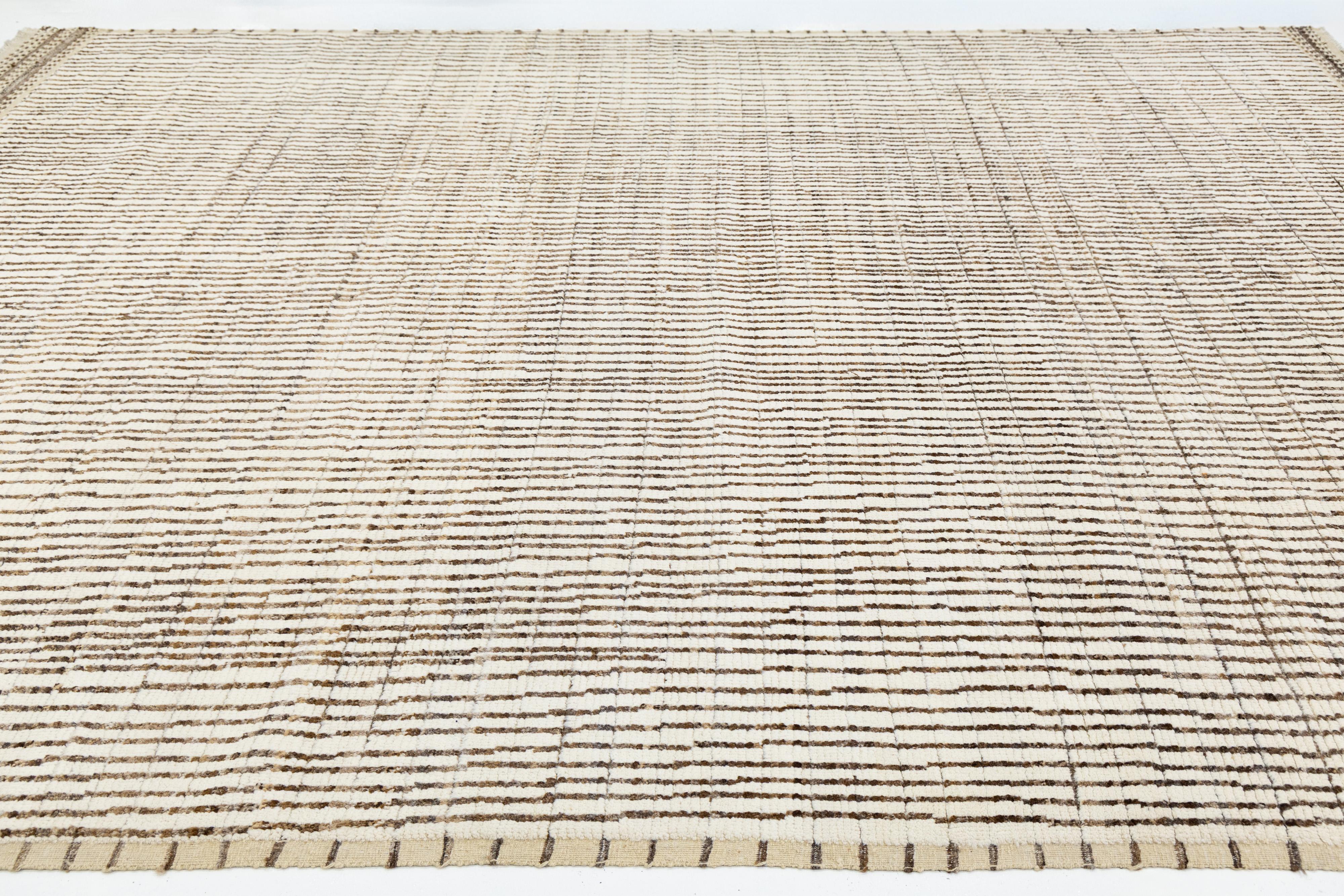 Ivory Modern Moroccan Style Wool Rug with Handmade Linear Pattern in vendita 2