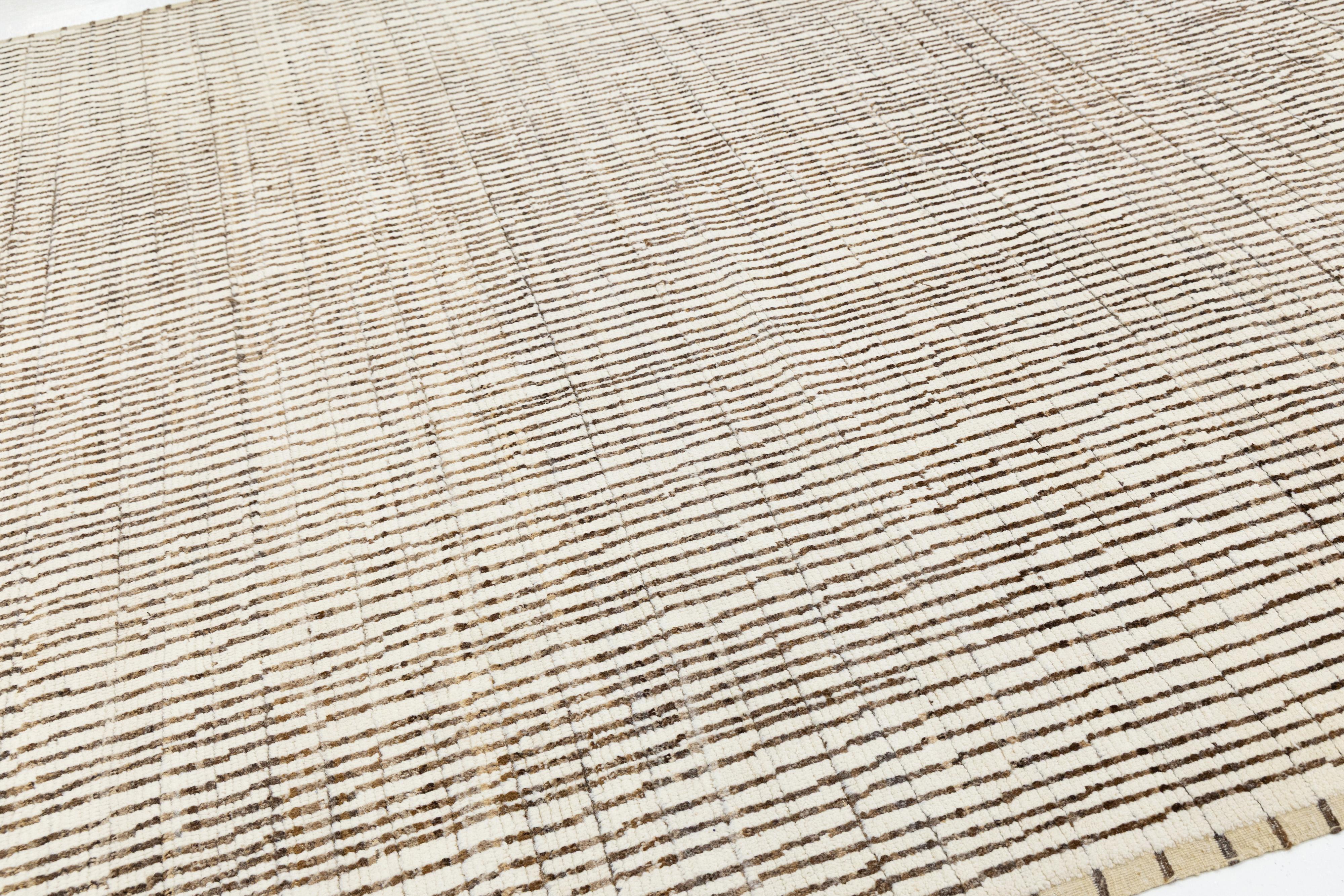 Ivory Modern Moroccan Style Wool Rug with Handmade Linear Pattern in vendita 3