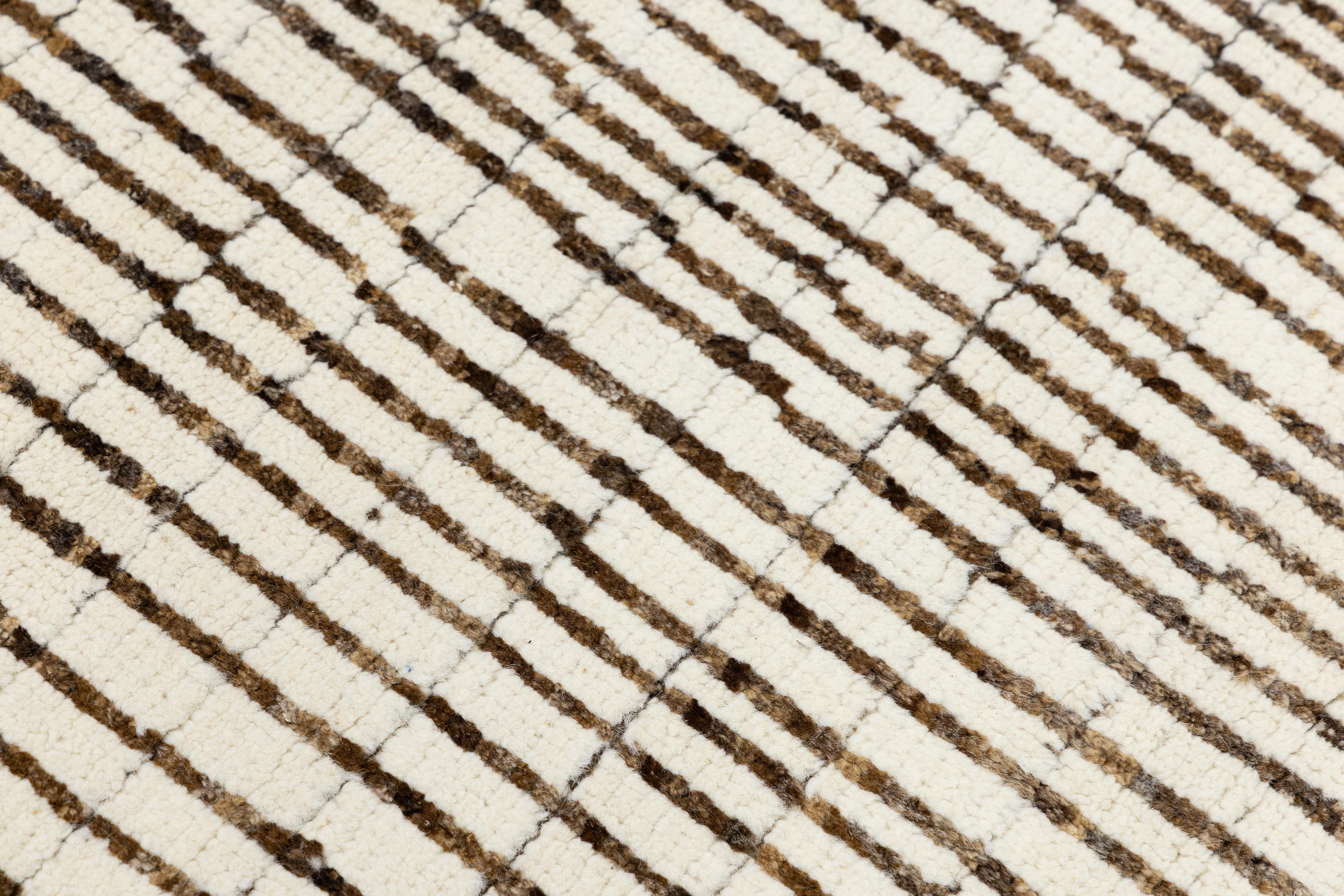 Moderno Ivory Modern Moroccan Style Wool Rug with Handmade Linear Pattern in vendita
