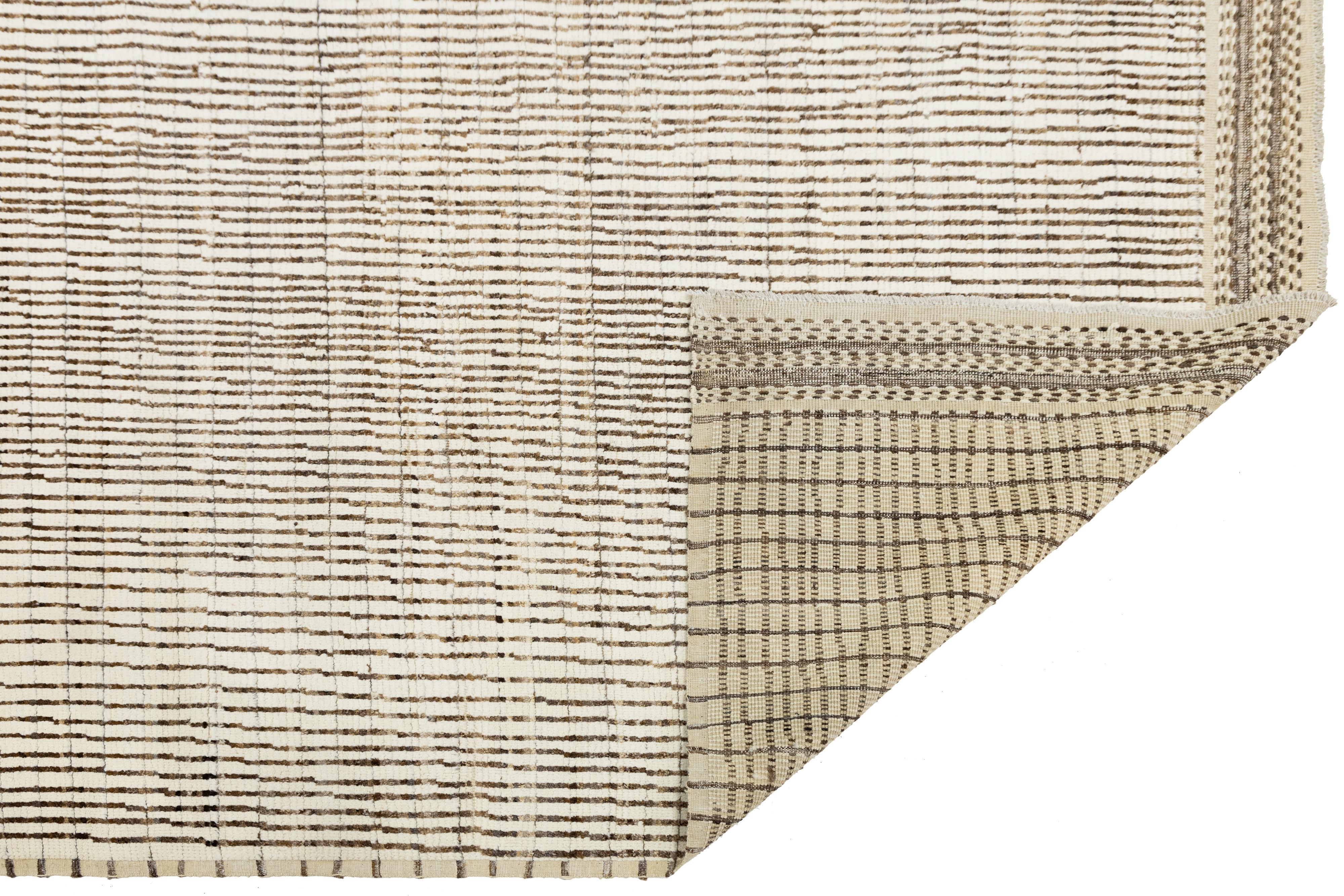 Pakistano Ivory Modern Moroccan Style Wool Rug with Handmade Linear Pattern in vendita